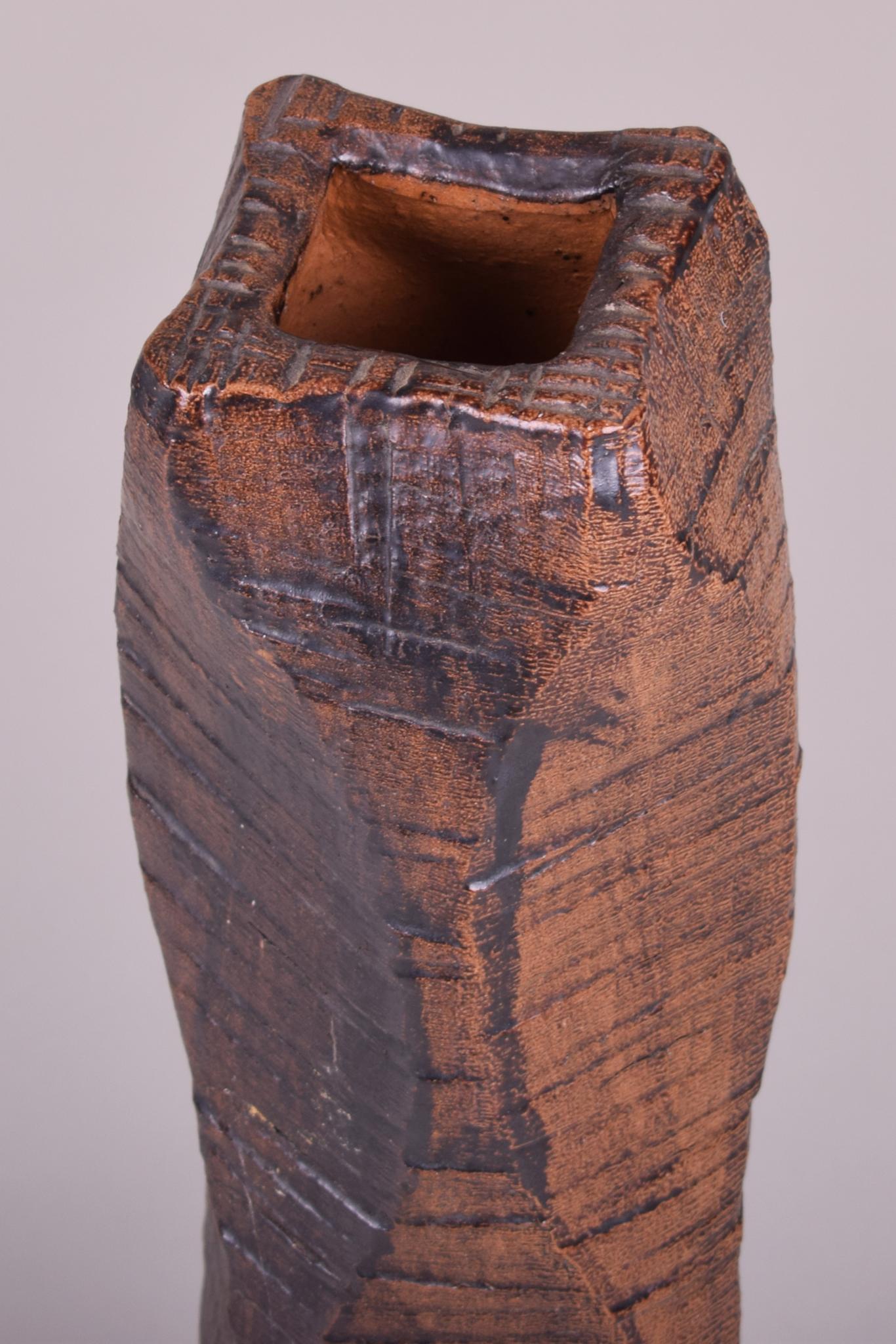 Céramique Vase en céramique fabriqué en Tchèque, état d'origine, milieu du siècle dernier en vente