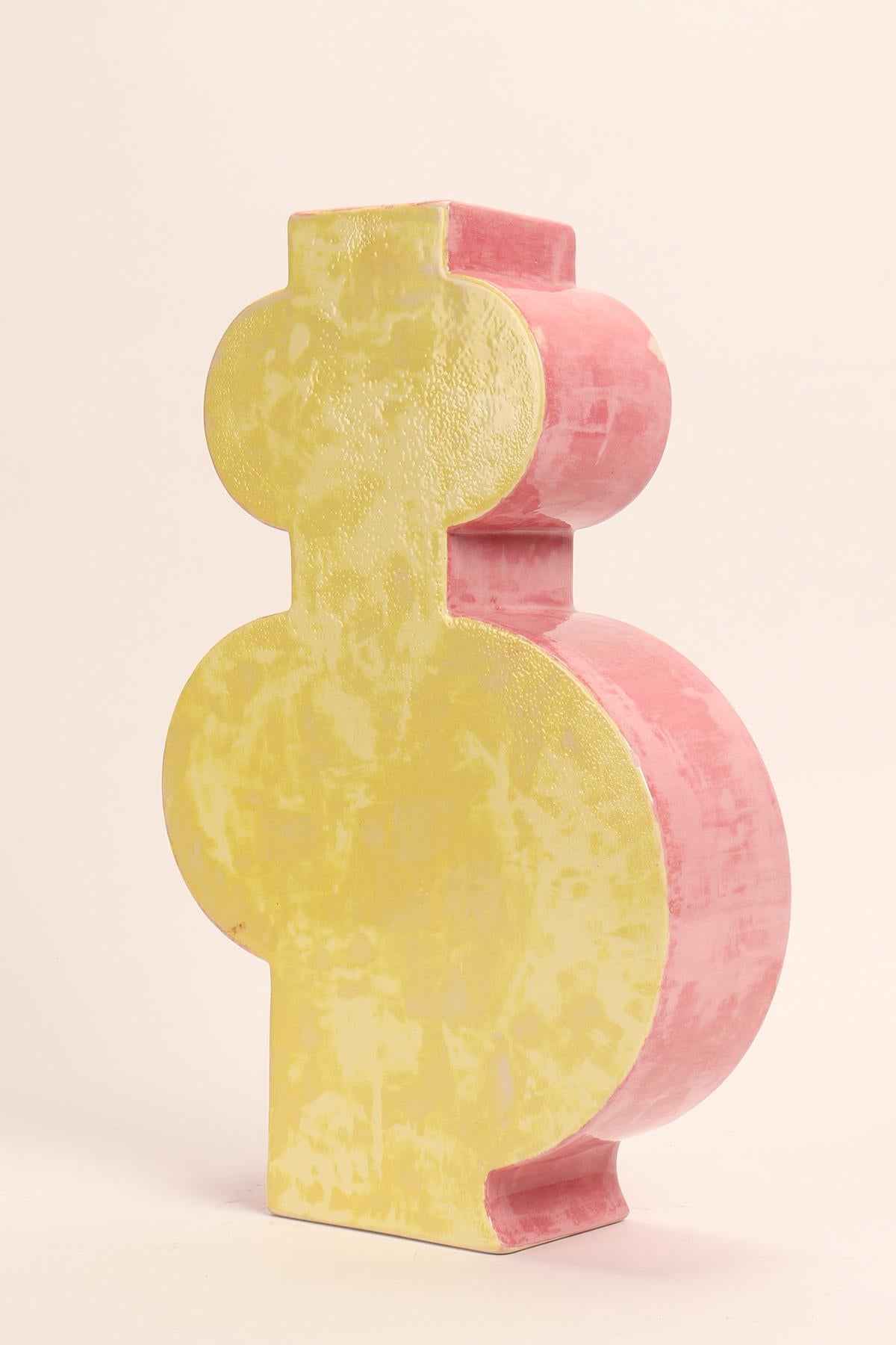 Bemalte Keramik-Vase Memphis Milano von Luciano Florio Paccagnella, rosa und gelbe Farbe.
Er war ein wichtiges Mitglied der Gruppe, als er seine Serie von einzigartigen handgefertigten Vasen schuf. Florio Paccagnella studierte Werbegrafik am Liceo