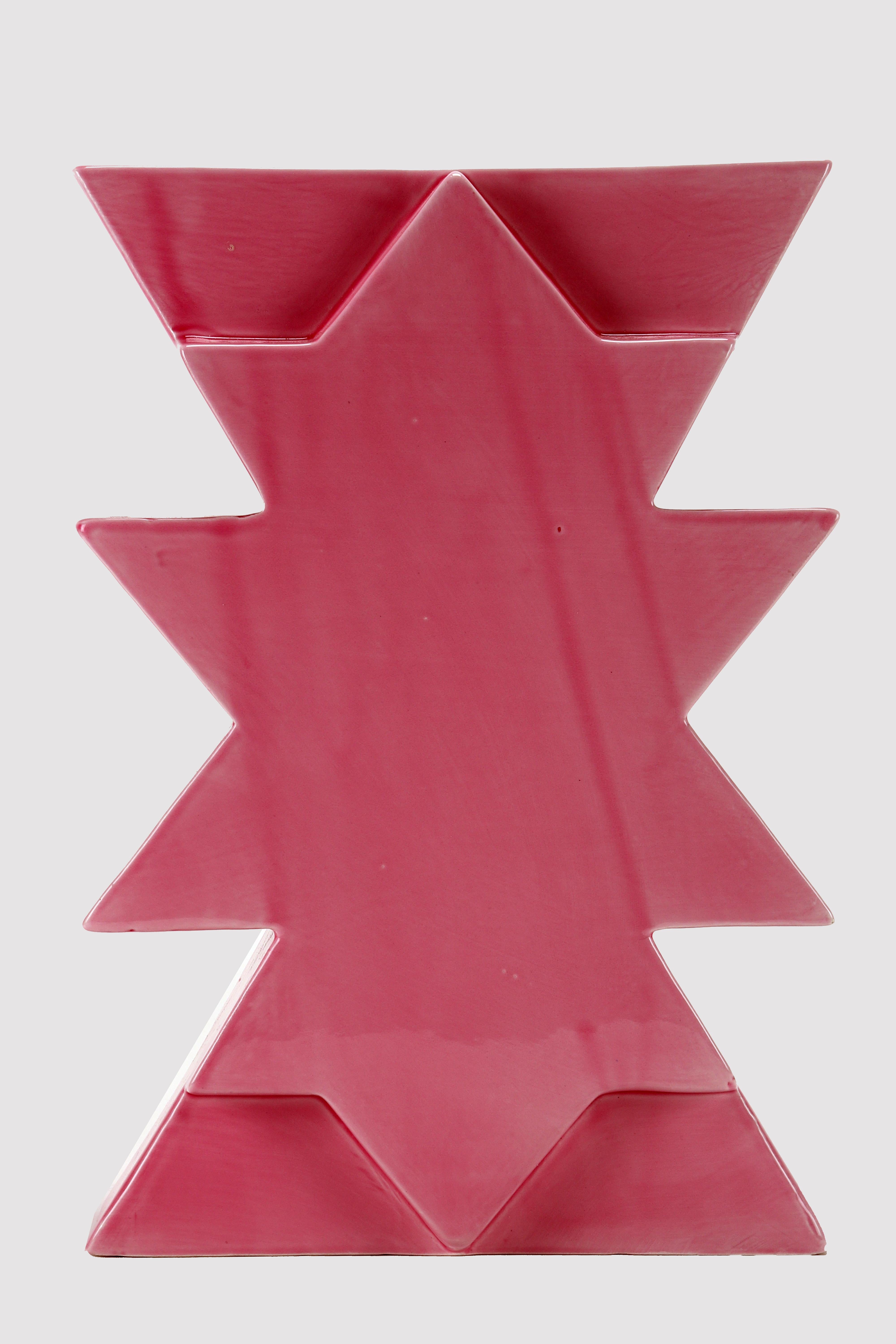 Bemalte Keramikvase Memphis Milano, Ilios von Luciano Florio Paccagnella, rosa Farbe.
Er war ein wichtiges Mitglied der Gruppe, als er seine Serie von einzigartigen handgefertigten Vasen schuf. Florio Paccagnella studierte Werbegrafik am Liceo