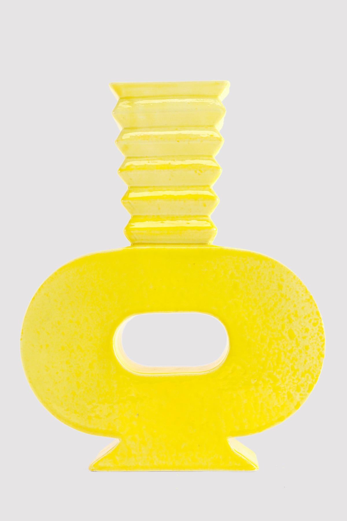 Vaso in ceramica dipinta Memphis Milano di Luciano Florio Paccagnella, 