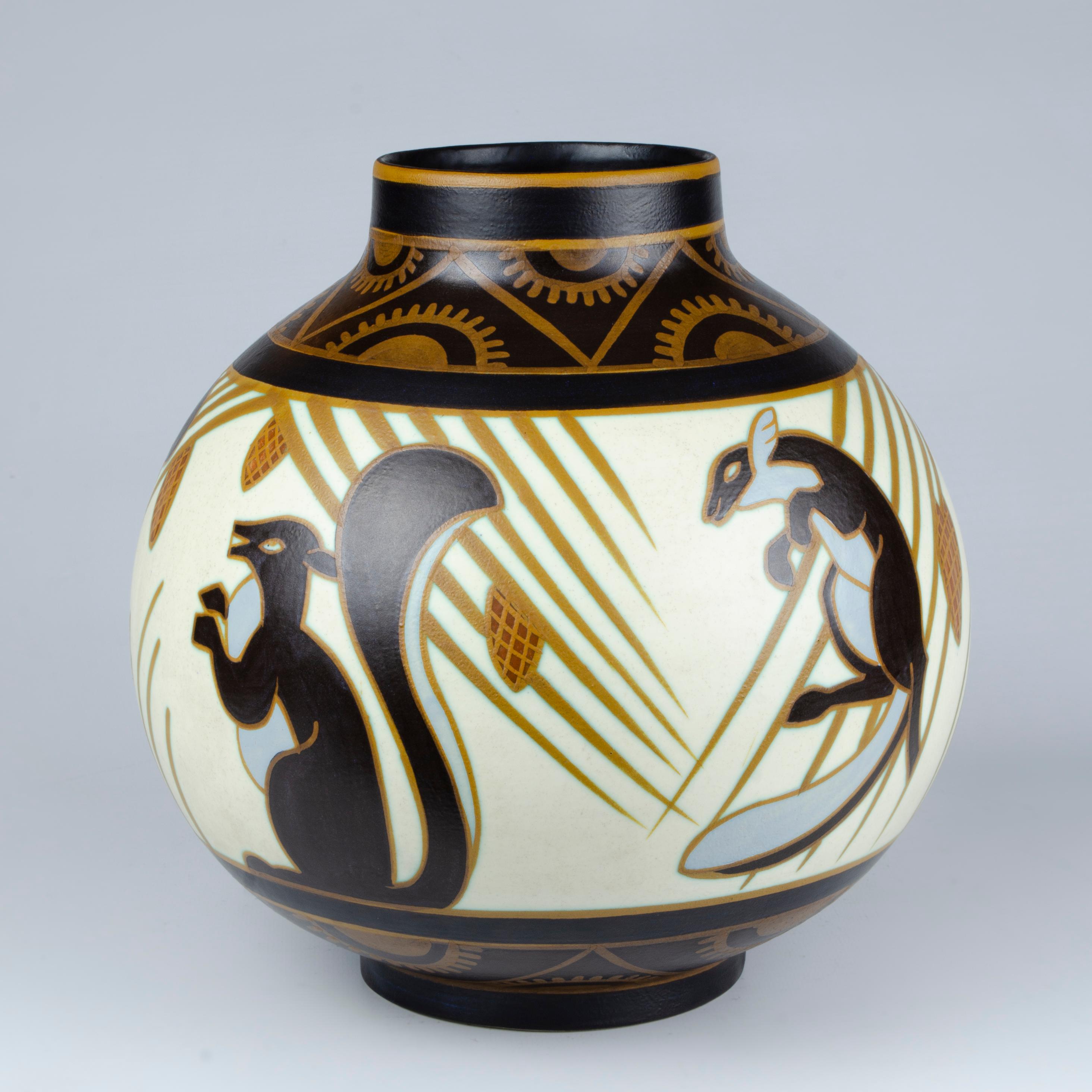 Vase en céramique avec un motif d'écureuil. Modèle 1349, fabriqué par Charles Catteau (1880-1966). Signé CH. Catteau, D.1349. Dochercres - Keramis - Made in Belgium.

Belgique, CIRCA 1920.

Bibliographie : 