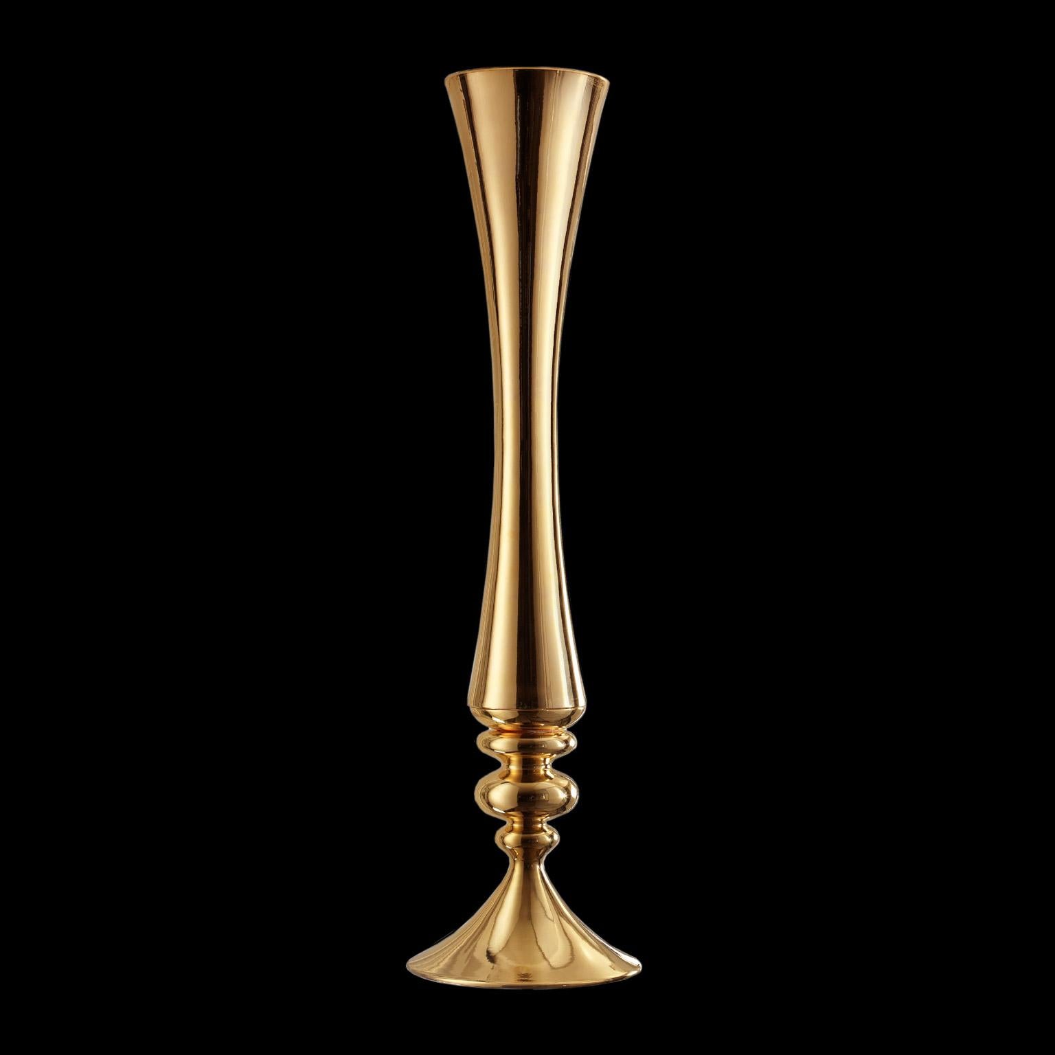 Keramik-Vase MUSE
kabeljau. VS222
handgefertigt aus 24-karätigem Gold
und innen weiß glasiert 

maßnahmen: 
H 185,0 cm.
Dm. 27.0 cm.