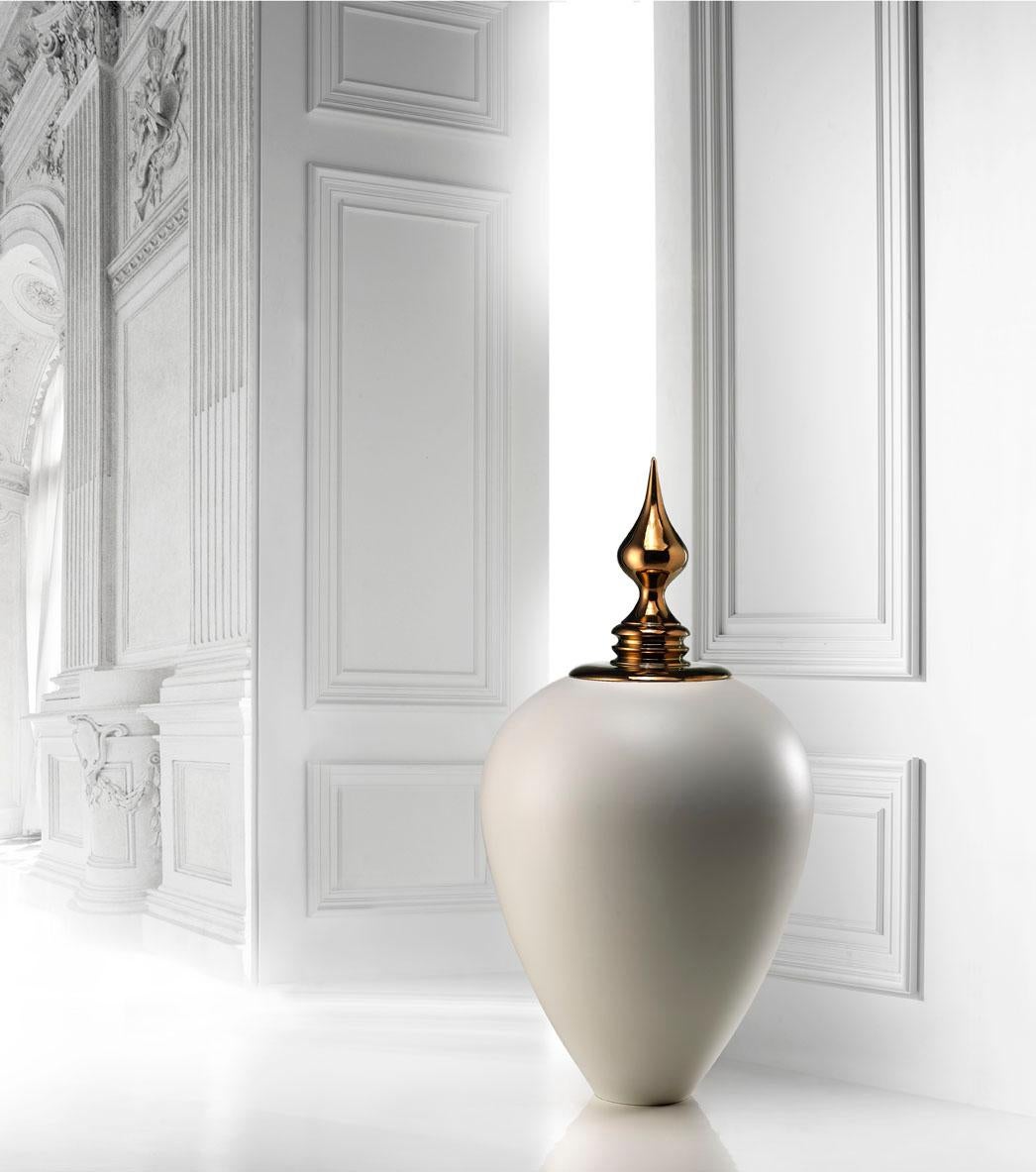 Vase aus Keramik weiß glasiert 
mit handgefertigter Bronzeplatte
NADIRA- Code VS012, 
maße: Höhe 110,0 cm, 
durchmesser 60,0 cm.