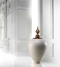 Vaso in ceramica "NADIRA" smaltato bianco con piano in bronzo di Gabriella B. Made in Italy