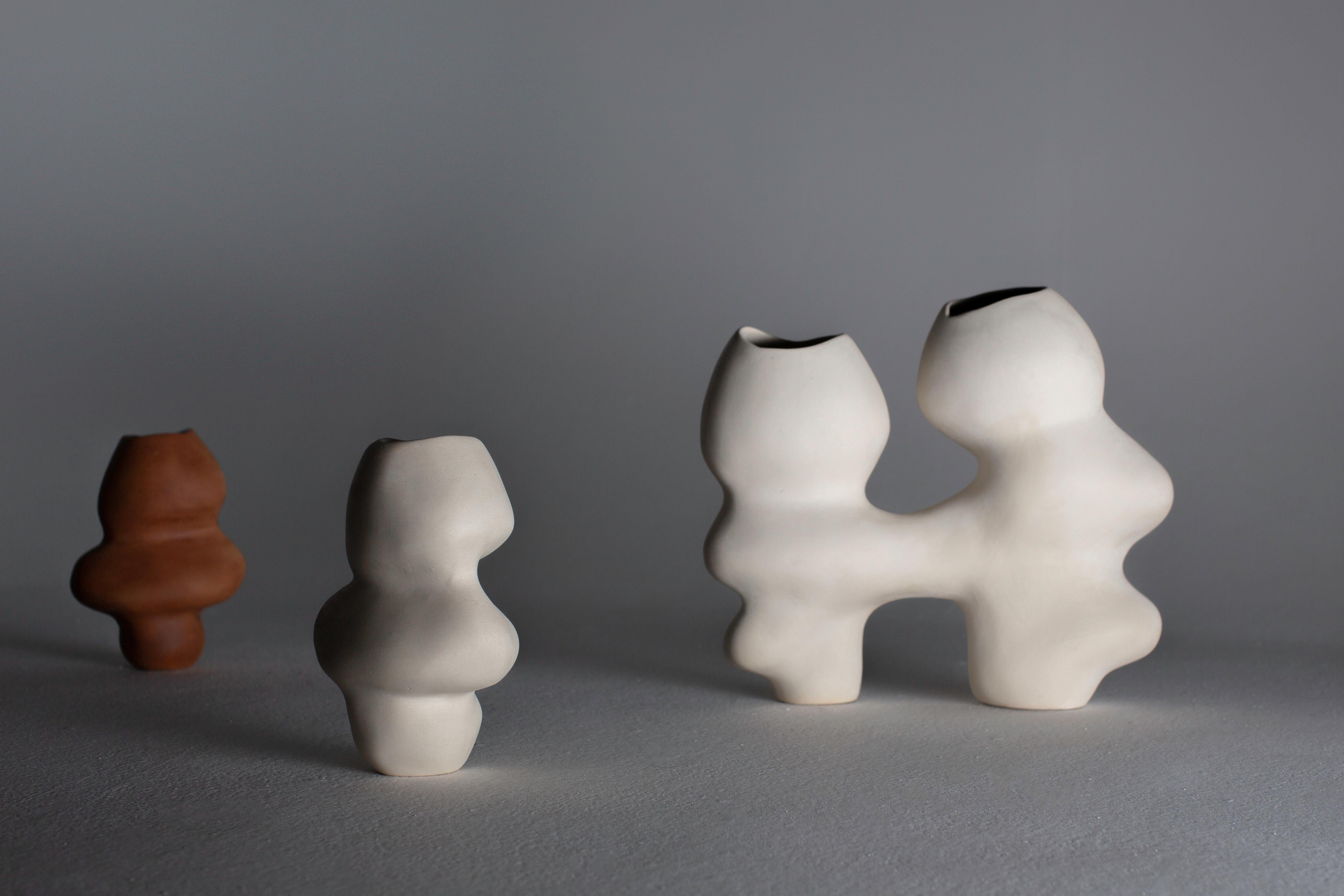 XXIe siècle et contemporain Vase en céramique. Off-White en céramique. Fait à la main. Art unique Karolina Zimnicka en vente