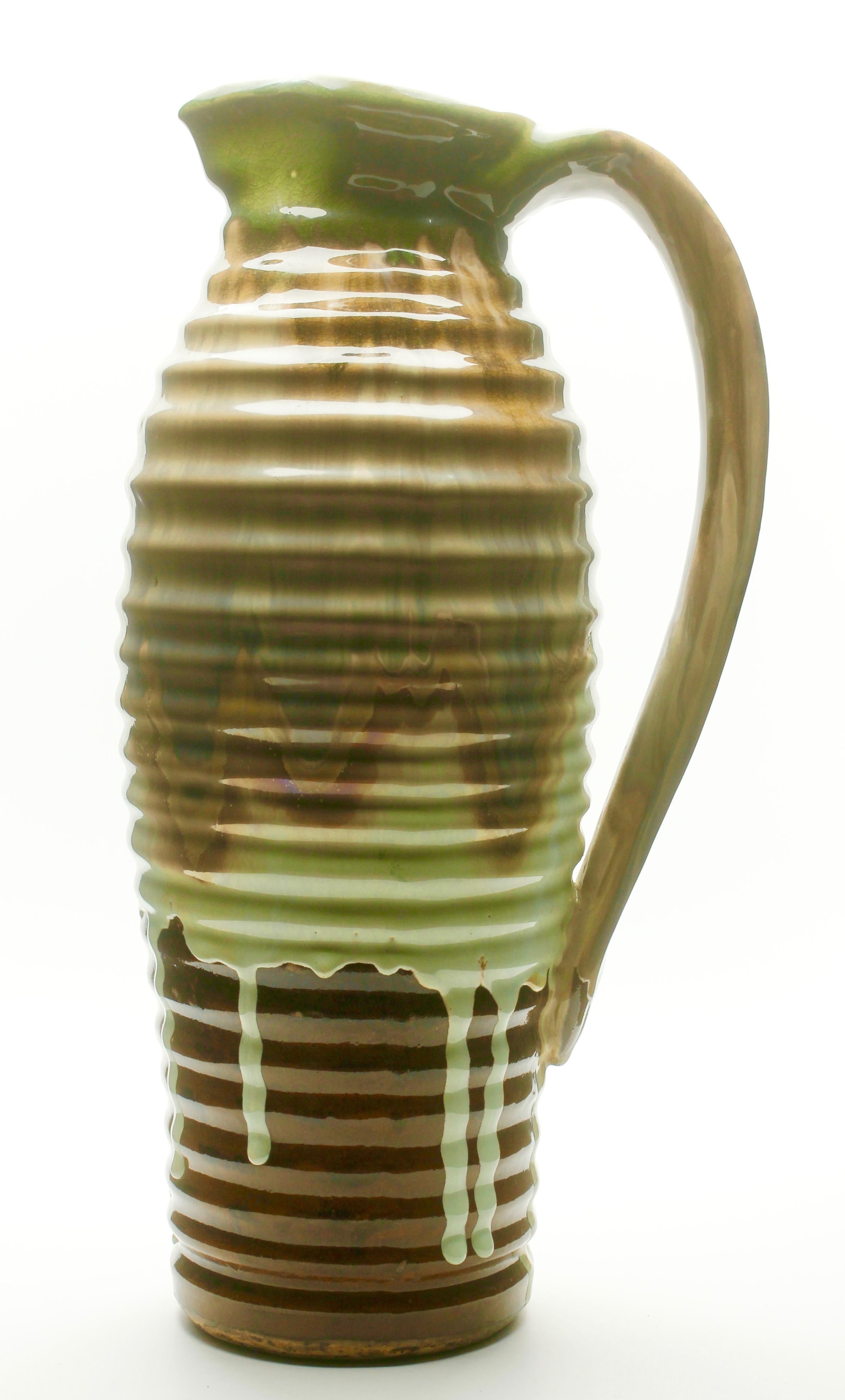 Französische Keramikvase, Krugvase, Frankreich, um 1930
handgefertigtes und glasiertes Steingut mit horizontalen Rippen.
Schöne Glasur in braunen und grünen Farbtönen
Perfekter