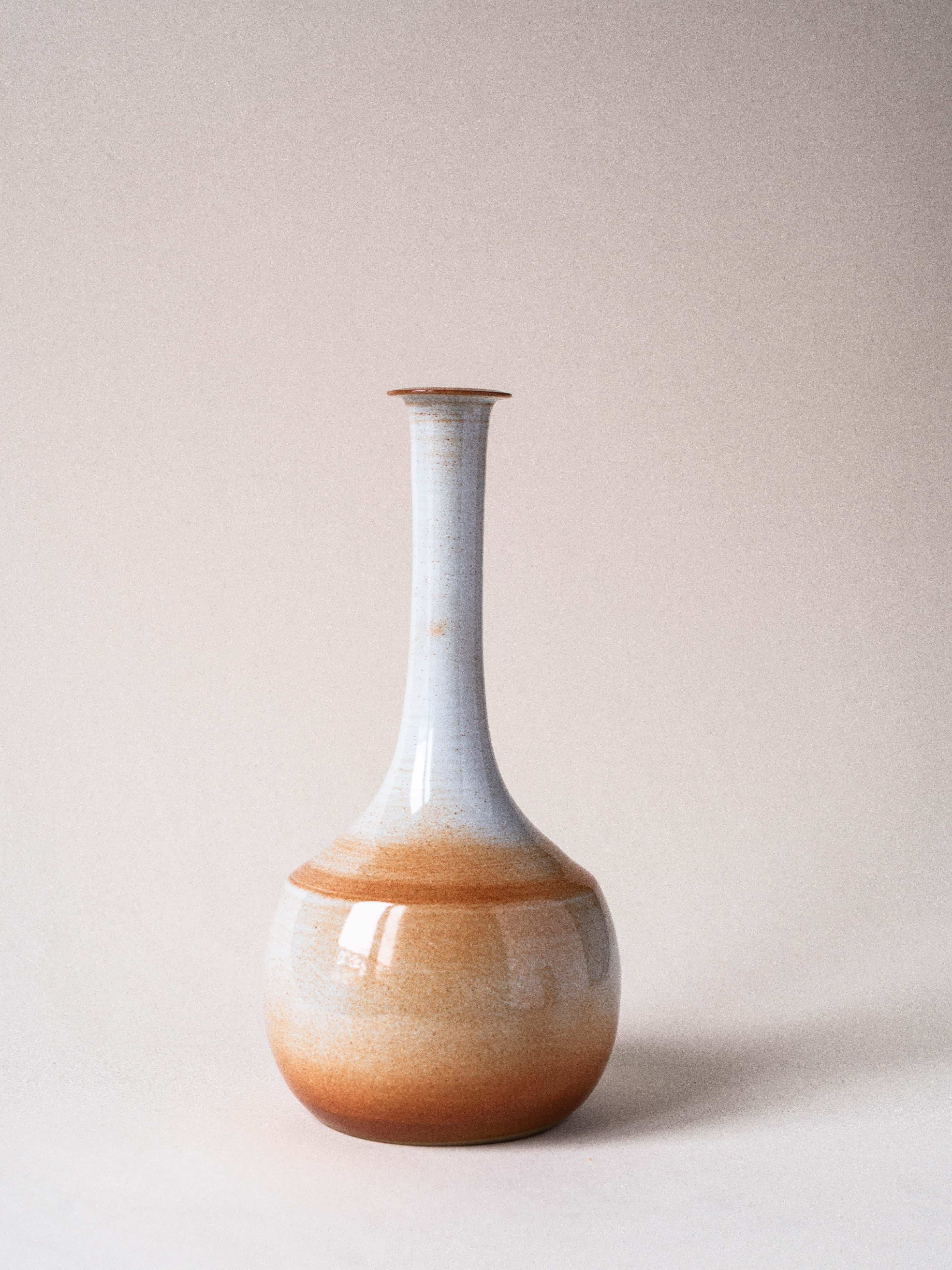 Vase ou Solifore en céramique, France 1970.

Elegant émail de couleur beige, orange et marron.

Design/One : un design chic !

Diamètre du trou sur le dessus : 2,5cm

Une très petite perte sur le dessus, voir la dernière photo.