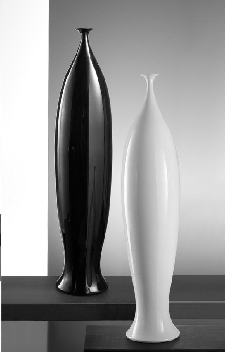 Vaso in ceramica PALOMA con finitura smaltata bianca
cod. B003 S

misure:
Altezza 120,0 - Diametro 25,0 cm.  
