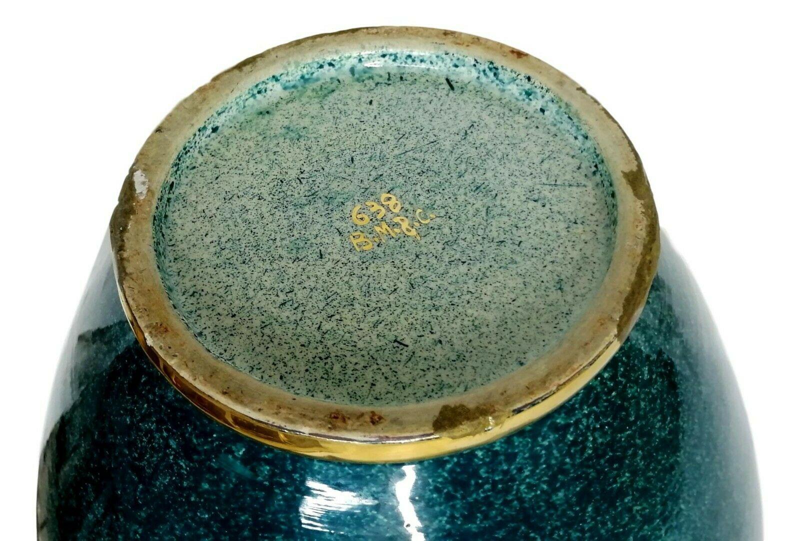 Vaso in ceramica prodotto da Barraud, Messeri & C. firmato sotto la base bm & c., primi anni '40, in tonalità di verde con finiture in oro puro

Misura 34 cm di altezza e 25 cm di diametro nella parte più larga, in ottime condizioni di