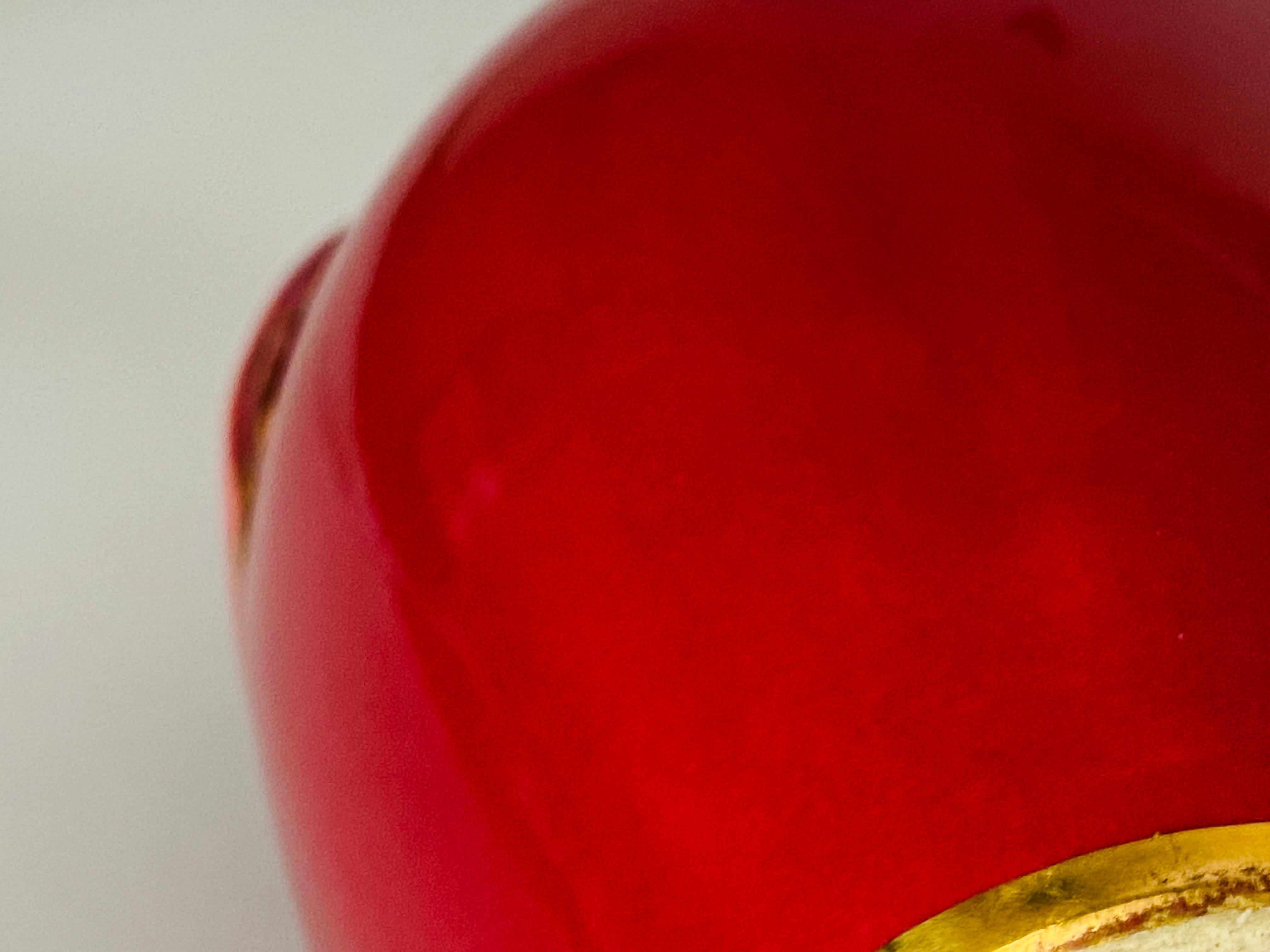 Vaso in ceramica di colore rosso. Con una bellissima patina. È stato realizzato in Francia nel 1940 circa.