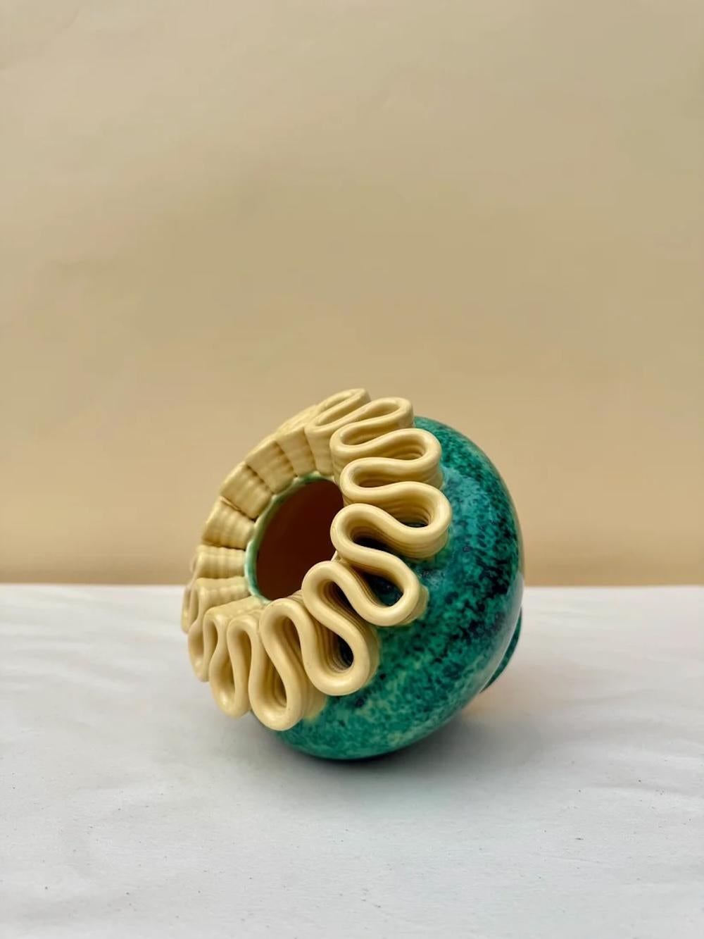 Origine
Sainte Radegonde, Francia, anni '1950 circa

I materiali
Ceramica smaltata

Condizione
Condizioni vintage molto buone, in linea con l'età.

Vaso in ceramica estroso e scultoreo proveniente dal laboratorio di Sainte Radegonde, Francia,