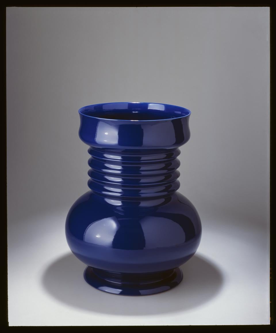 Vaso in ceramica modello Sarnath della Collection's Toki 1980 disegnato da Sergio Asti e prodotto da Superego Editions. Edizione limitata di 50 copie. Firmato e numerato.

Biografia
Sergio Asti (Milano, 25 maggio 1926 - Milano, 27 luglio 2021) si è