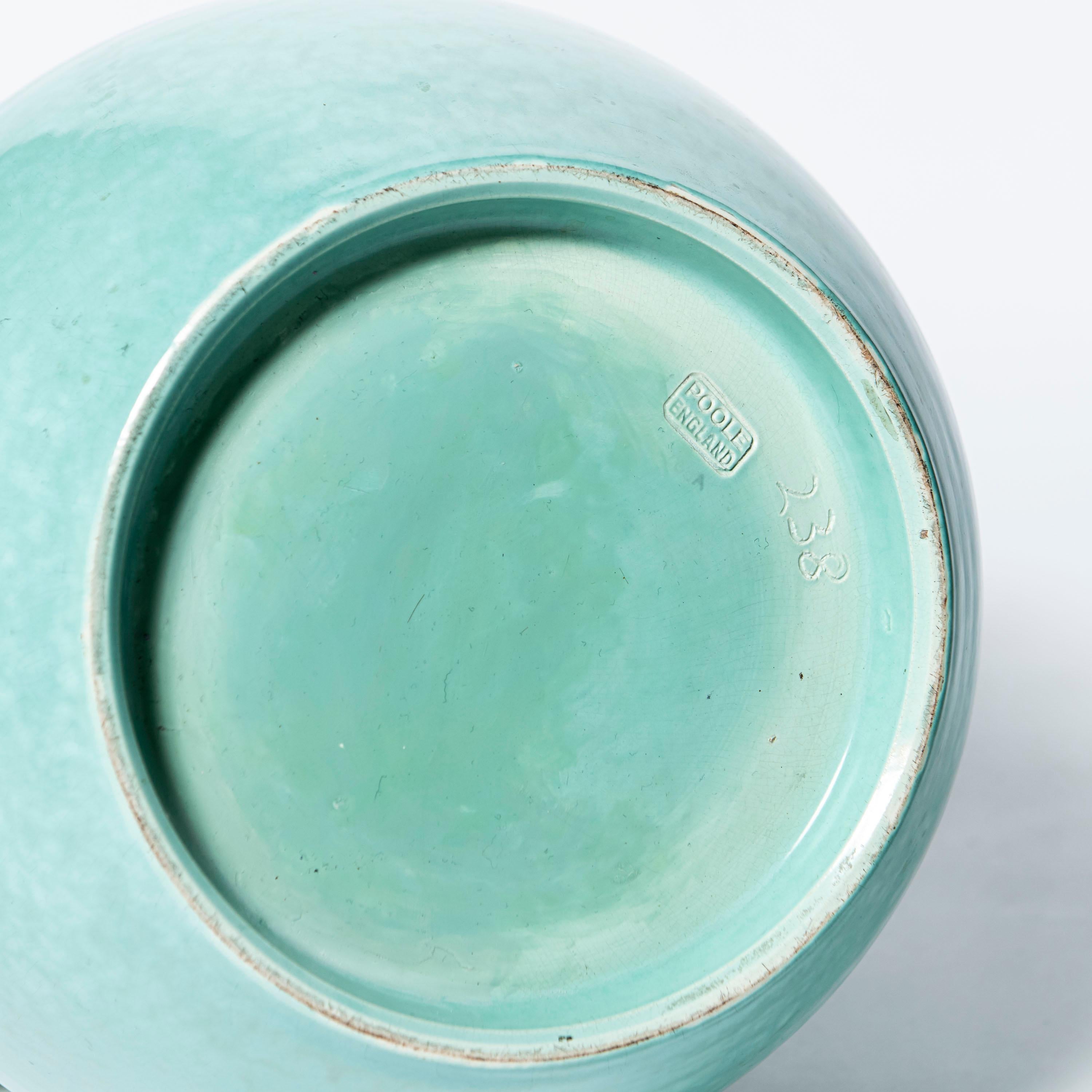 Vaso in ceramica firmato Poole, Inghilterra, circa 1960 In condizioni buone in vendita a Buenos Aires, Buenos Aires