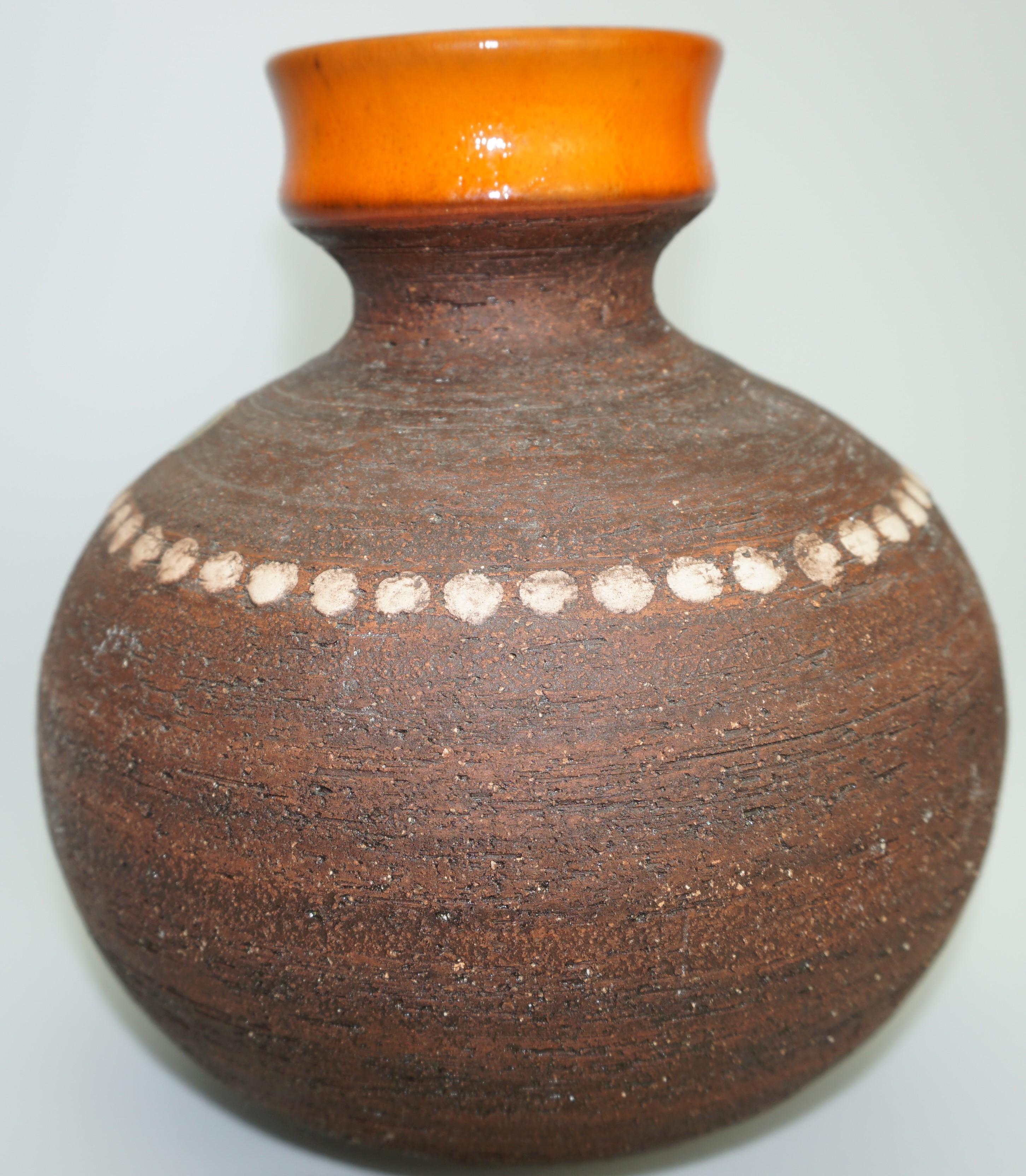 Keramikvase von Gabriel, Schweden, um 1960. Die Vase ist in einem guten Zustand, hat eine raue Keramikoberfläche und einen schönen orangefarbenen Rand auf der Oberseite.