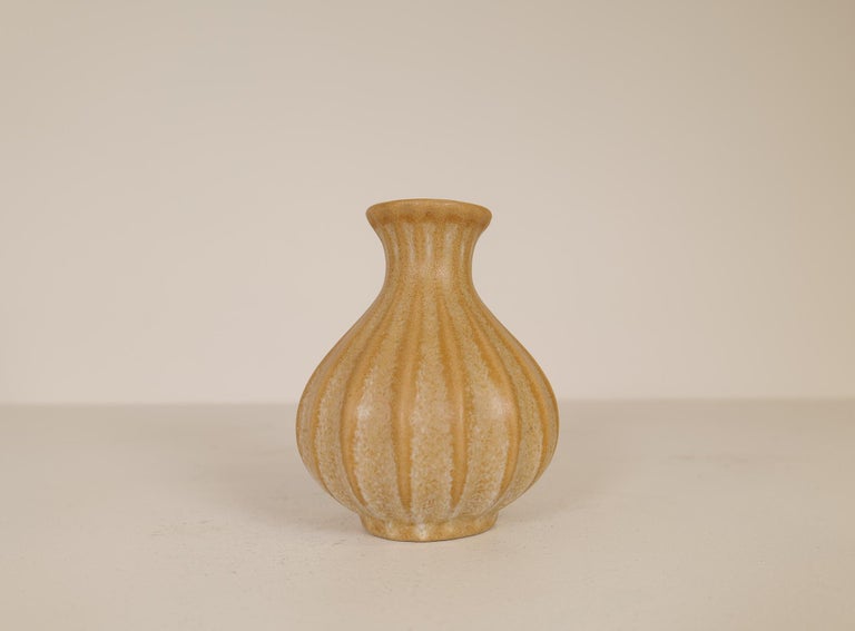 This smaller vase has a simple yet complex shape and a beautiful glaze, it’s made in the early 1940s and designed by Ewald Dahlskog for Bo Fajans. 

Good condition.

Dimensions: H 19 cm, D 15cm.
 