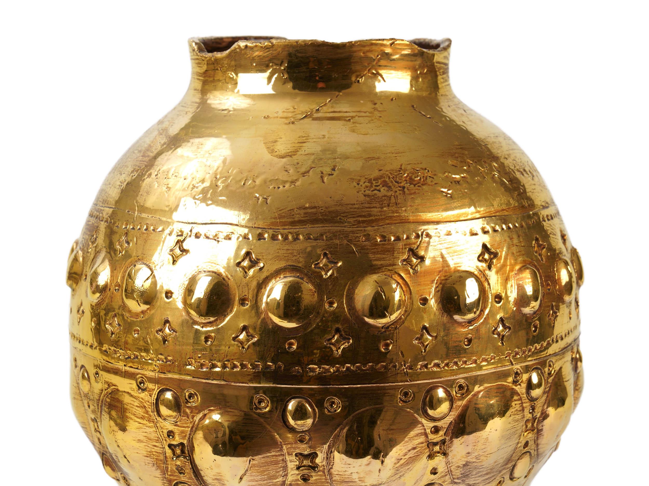 Skulpturale Vase, handgefertigt in Italien und verziert mit der Lustertechnik in 24 Kt Gold. Abmessungen: D 36 cm, H 40 cm. Der gesamte Herstellungsprozess wird in Italien von Hand durchgeführt.
Die Vase ist inspiriert von einem der