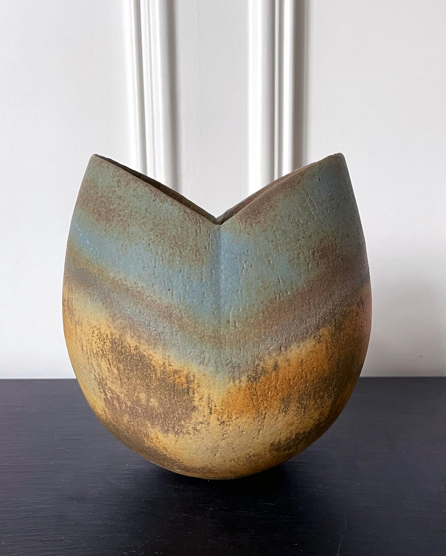 Steingutgefäß mit glasiertem und gestreiftem Design des britischen Studio-Keramikers John Ward (1938-2023), um 1980. Das Gefäß hat eine einfache, aber klare Form zwischen einer tiefen Schale und einer Vase, die mit ihrer organischen Faltung und