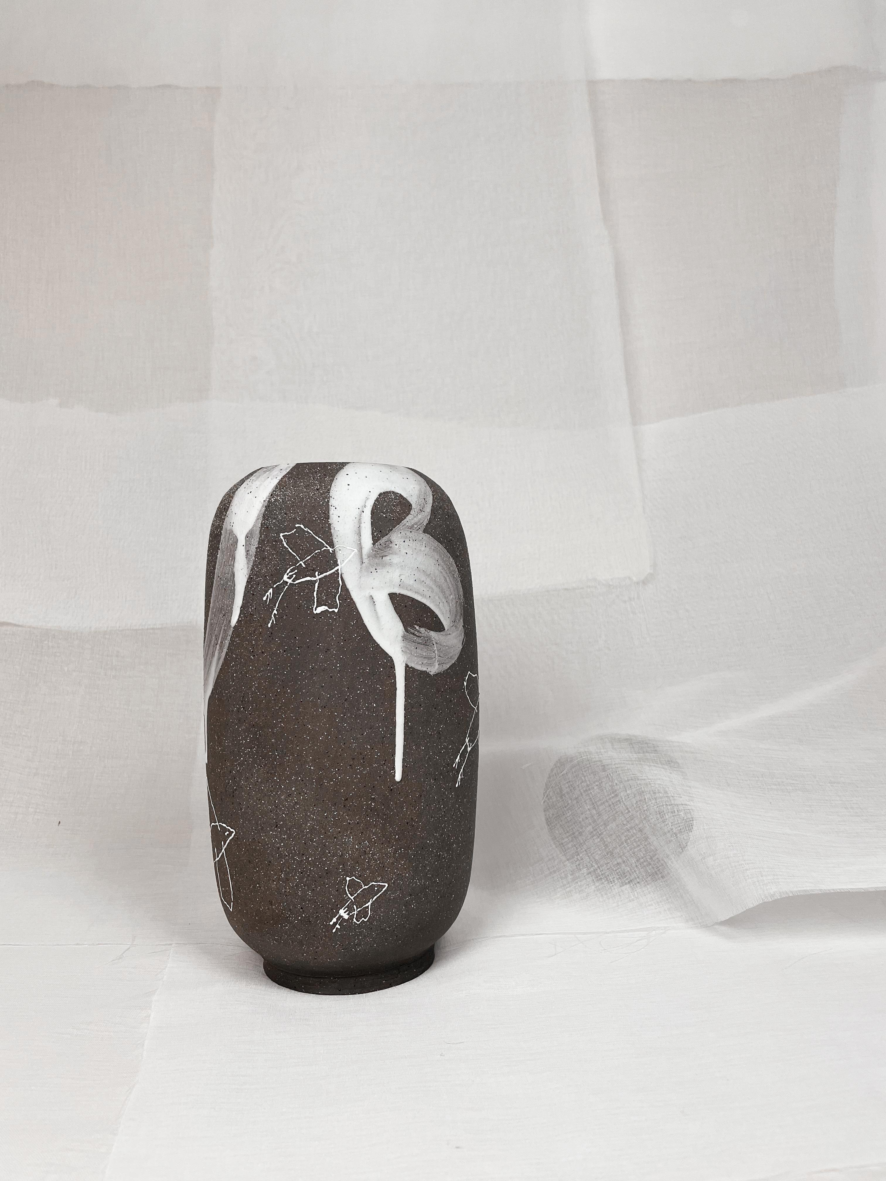 Vase aus Keramik – Weiße Lava-Kollektion im Zustand „Neu“ im Angebot in AMSTERDAM, NH