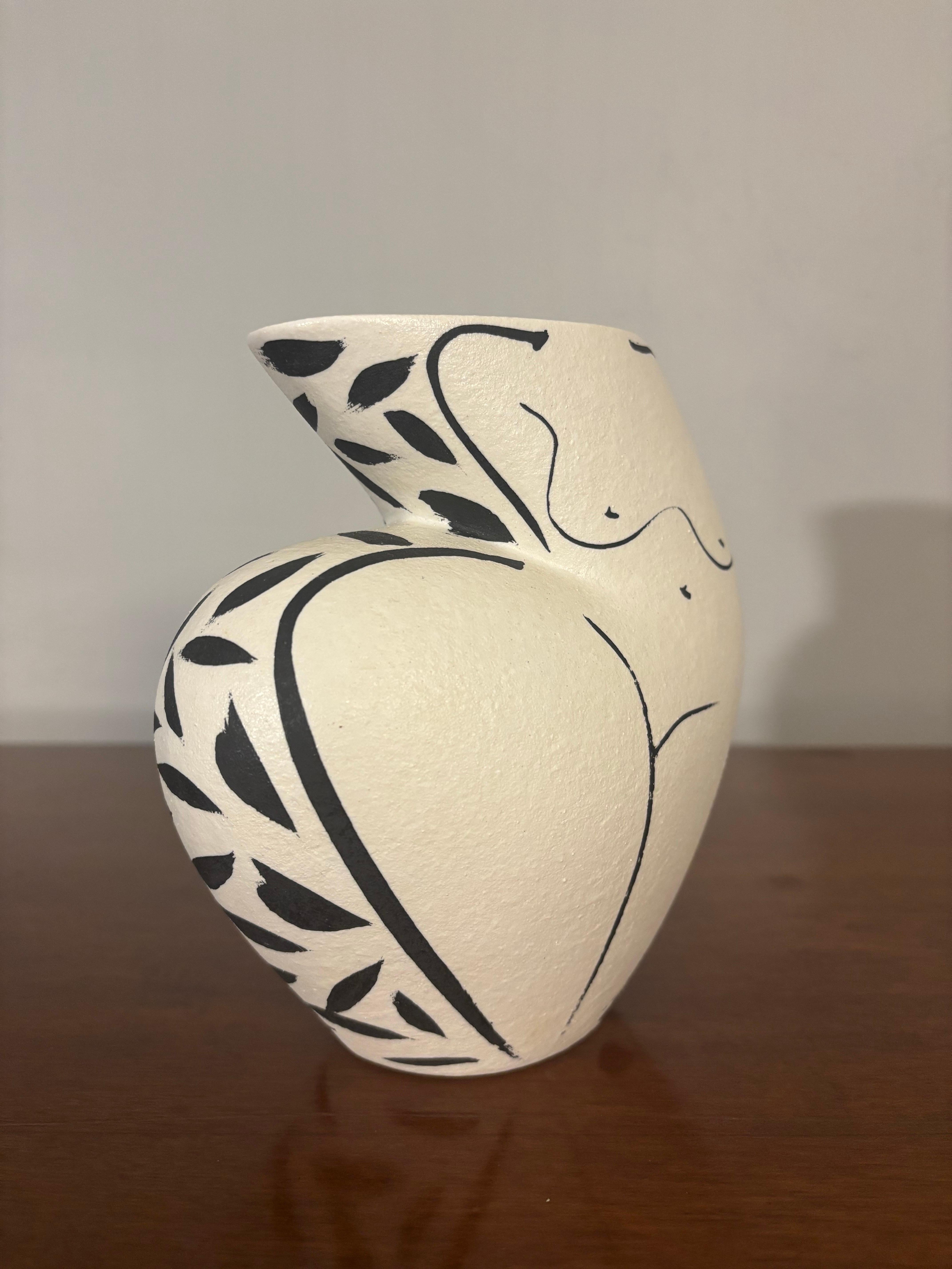 Vaso in ceramica della ceramista americana Donna Polseno. 

Bella, stravagante, giocosa ma semplice. Vaso che raffigura la forma naturale e organica del corpo di una donna. In colorazione bianca e nera. Il pezzo colma il divario tra divertimento e