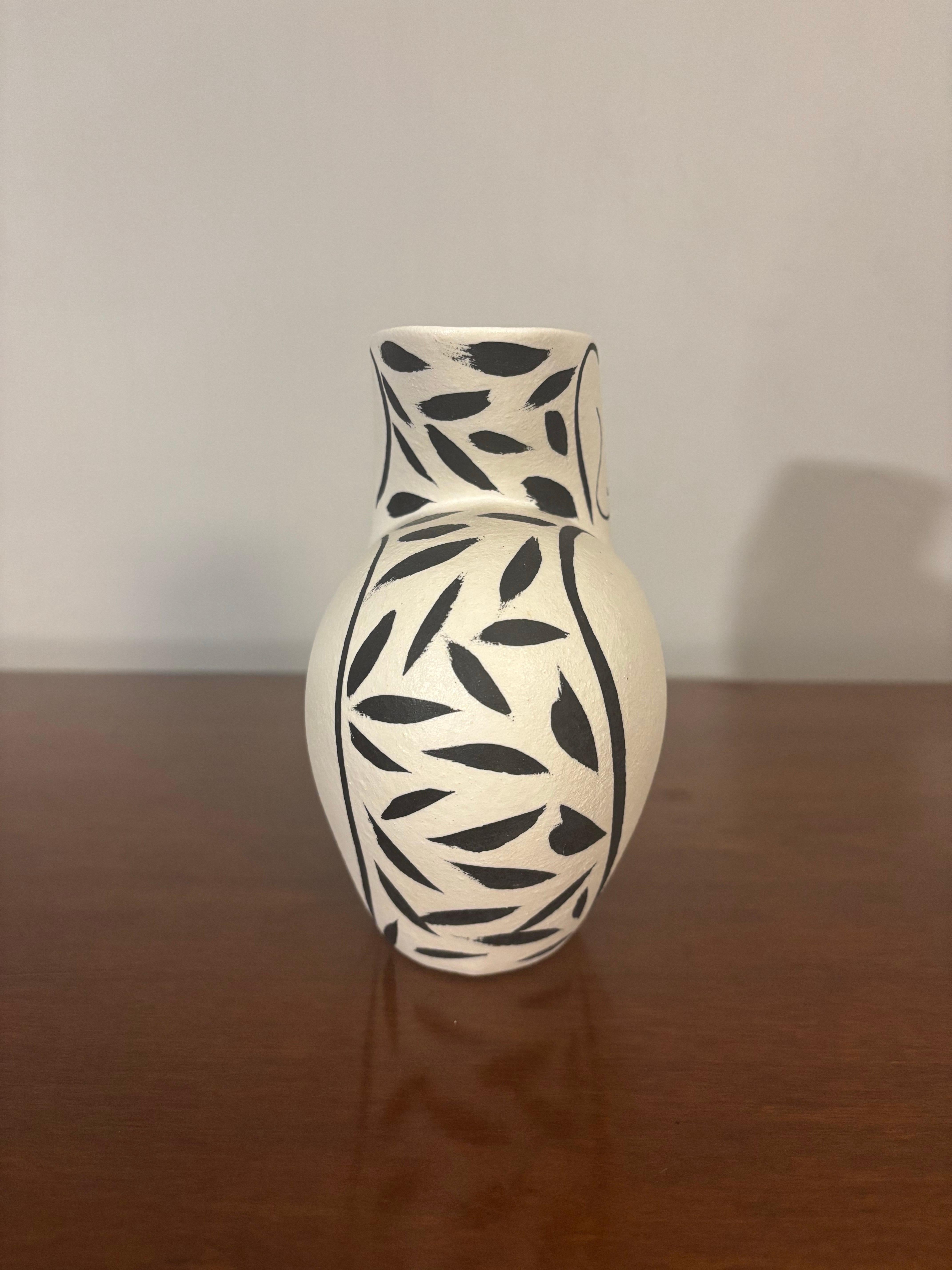 Americano Vaso in ceramica con figura di donna di Donna Polseno in vendita