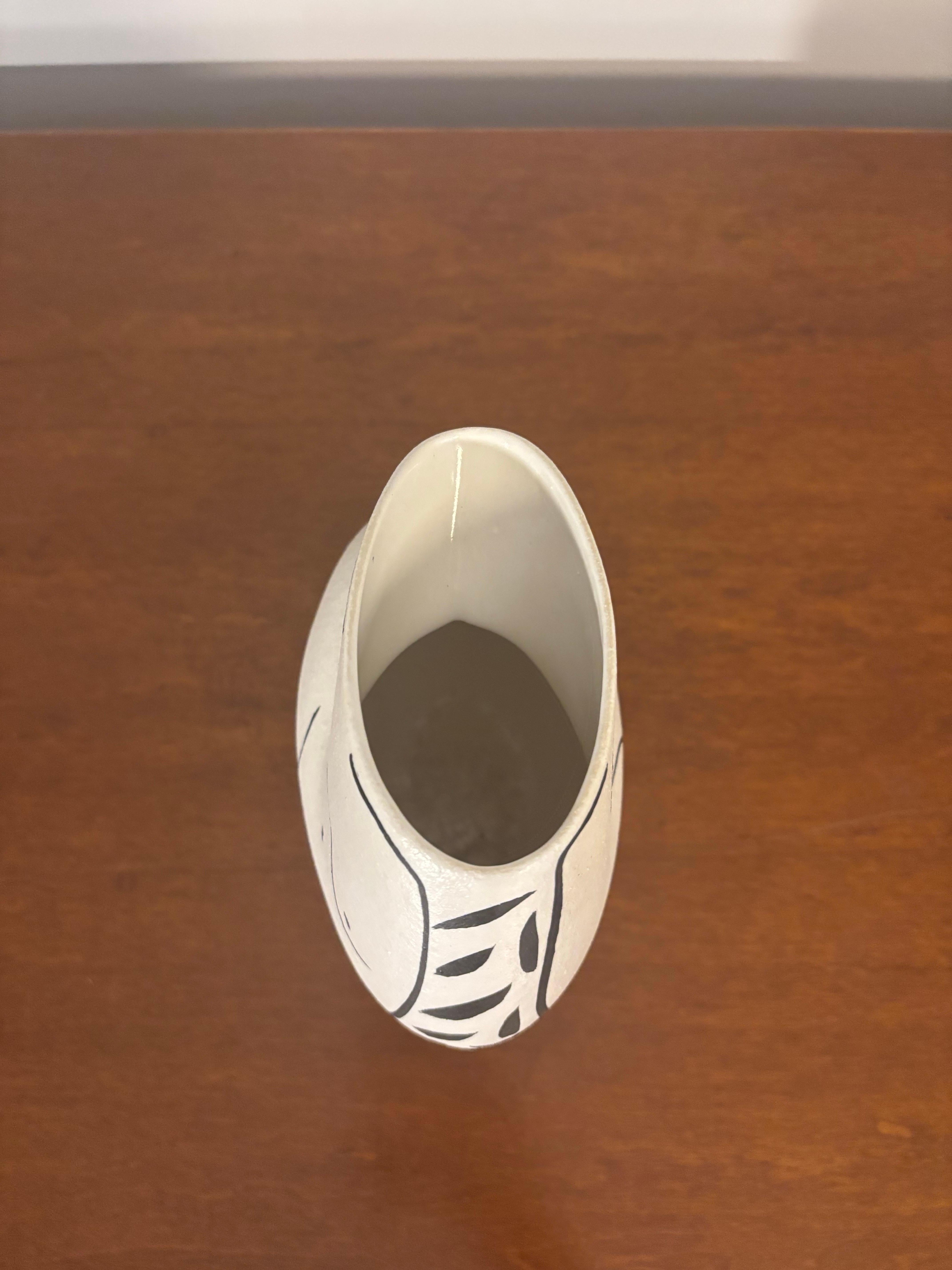 Ceramica Vaso in ceramica con figura di donna di Donna Polseno in vendita
