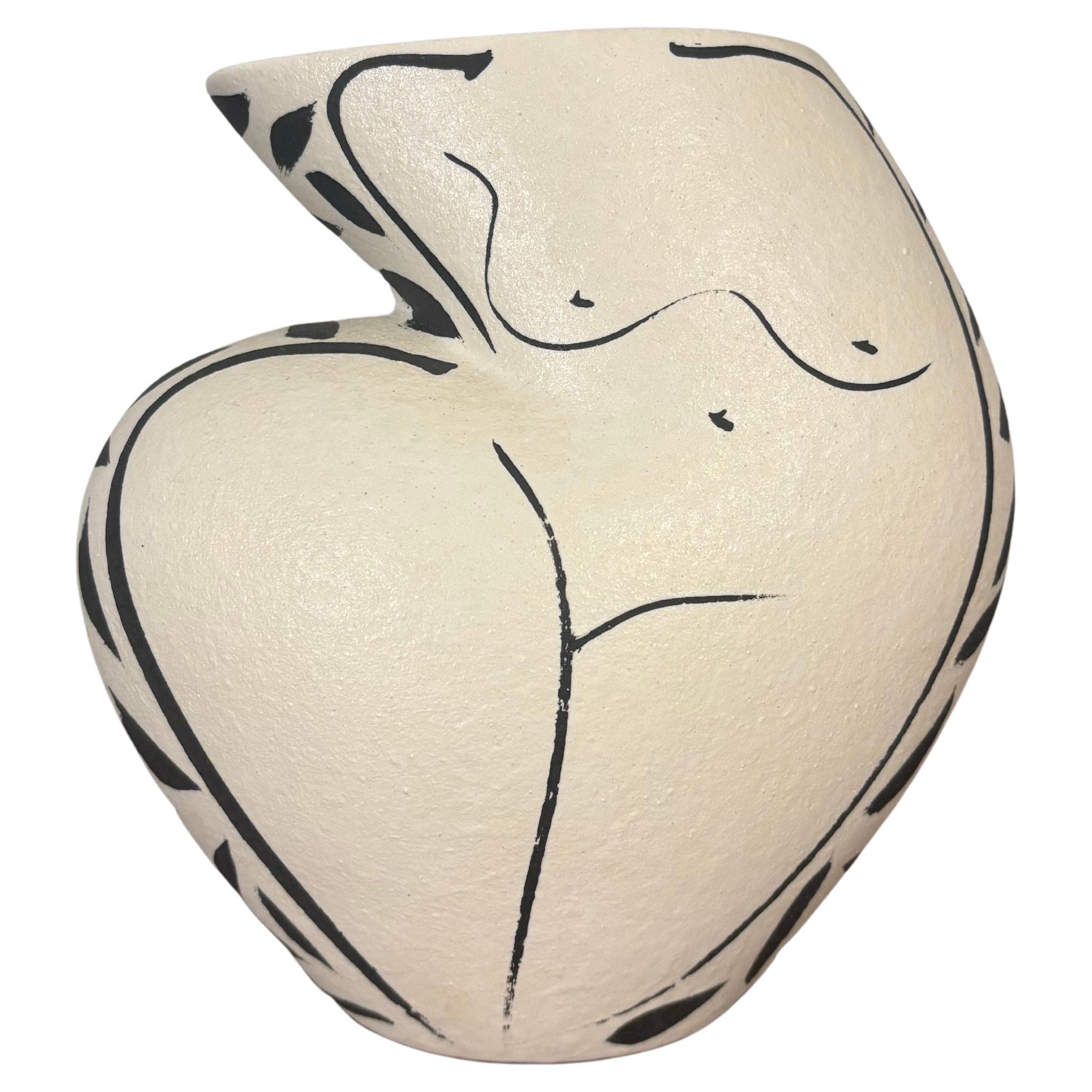 Vaso in ceramica con figura di donna di Donna Polseno in vendita