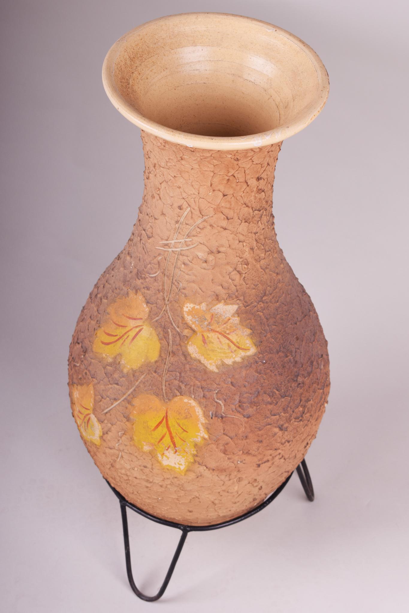 Ceramica Vaso in ceramica con base Made in Czechia, condizioni originali, metà del secolo scorso in vendita