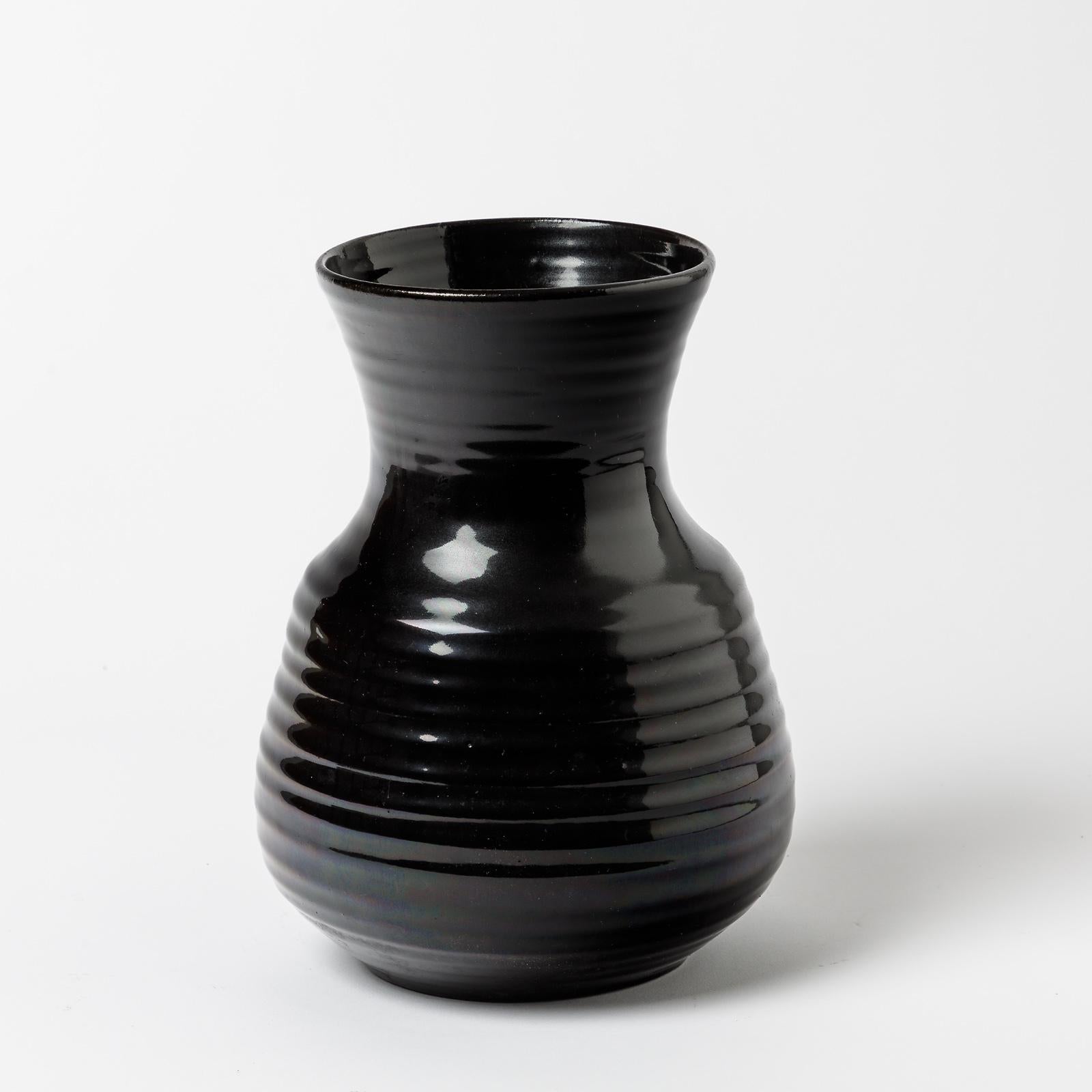 Vase en céramique avec décoration en glaçure noire par Accolay.
Conditions d'origine parfaites.
Signé 
