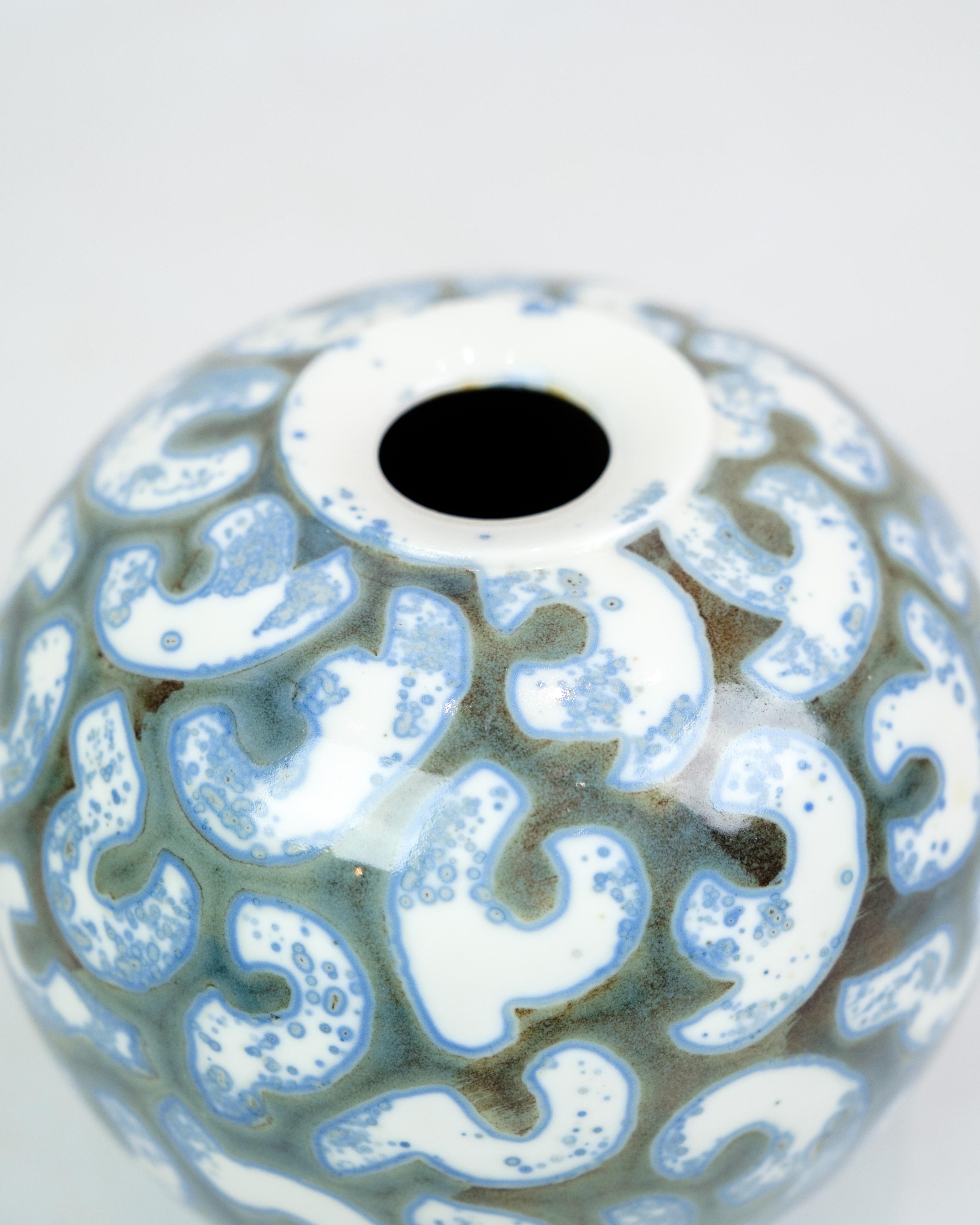 Keramische Vase mit blau-weißem Muster, entworfen von Per Weiss aus den 1990er Jahren (Moderne der Mitte des Jahrhunderts) im Angebot