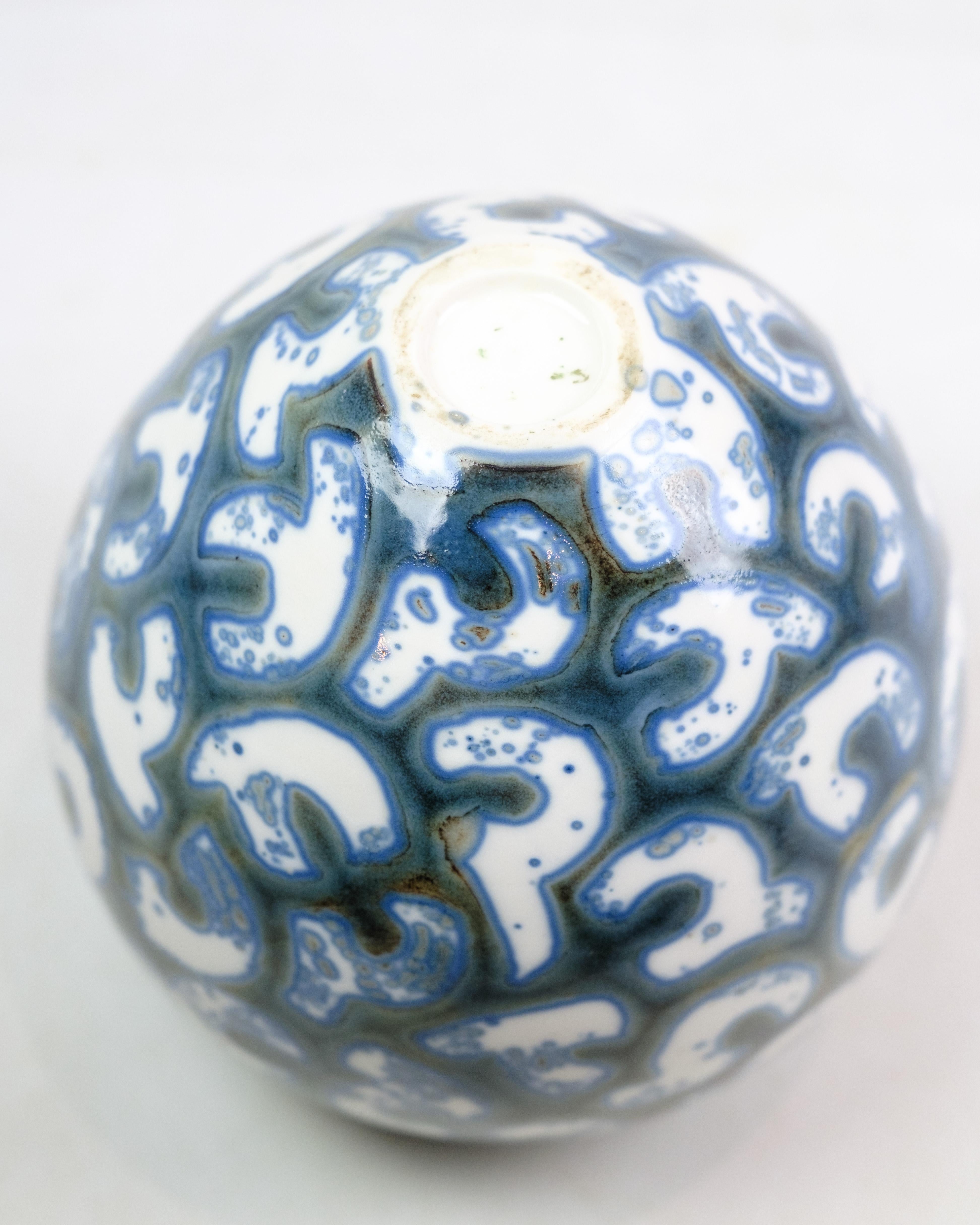 Keramische Vase mit blau-weißem Muster, entworfen von Per Weiss aus den 1990er Jahren (Ende des 20. Jahrhunderts) im Angebot