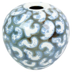 Vaso in ceramica con motivi bianchi e blu, disegnato da Per Weiss negli anni '90