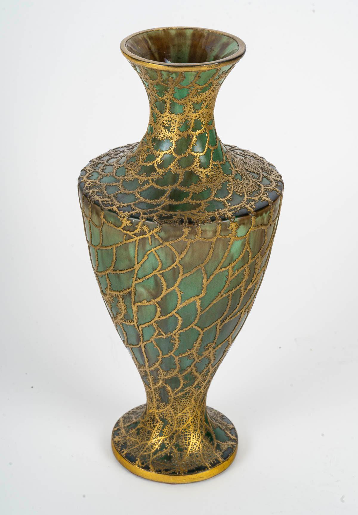 Vaso in ceramica con decorazione in ottone, XX secolo.

Vaso di design del XX secolo, in ceramica rivestita con decorazioni in ottone, un lavoro molto bello dei primi del Novecento.
H. 32cm, P. 14cm