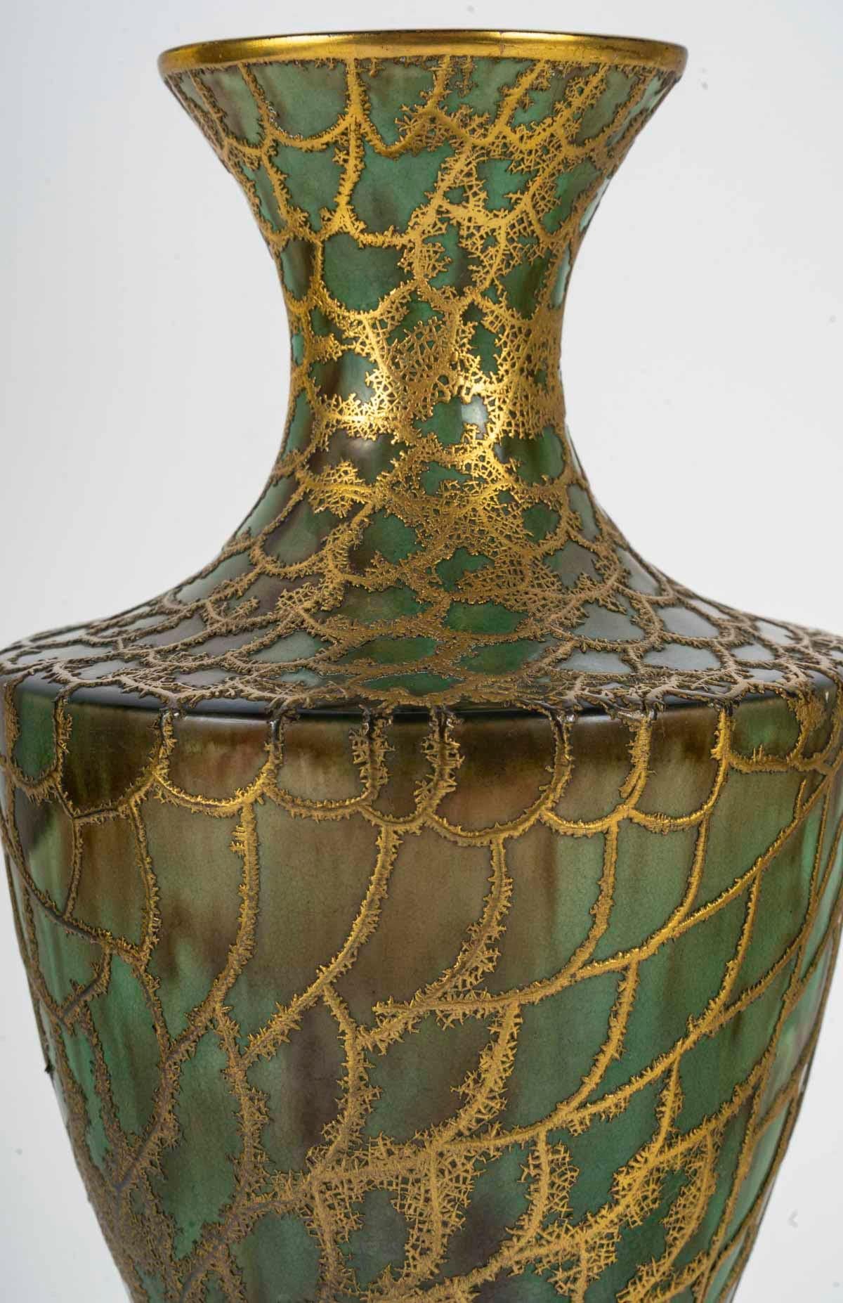 Francese Vaso in ceramica con decorazione in ottone, 20° secolo. in vendita