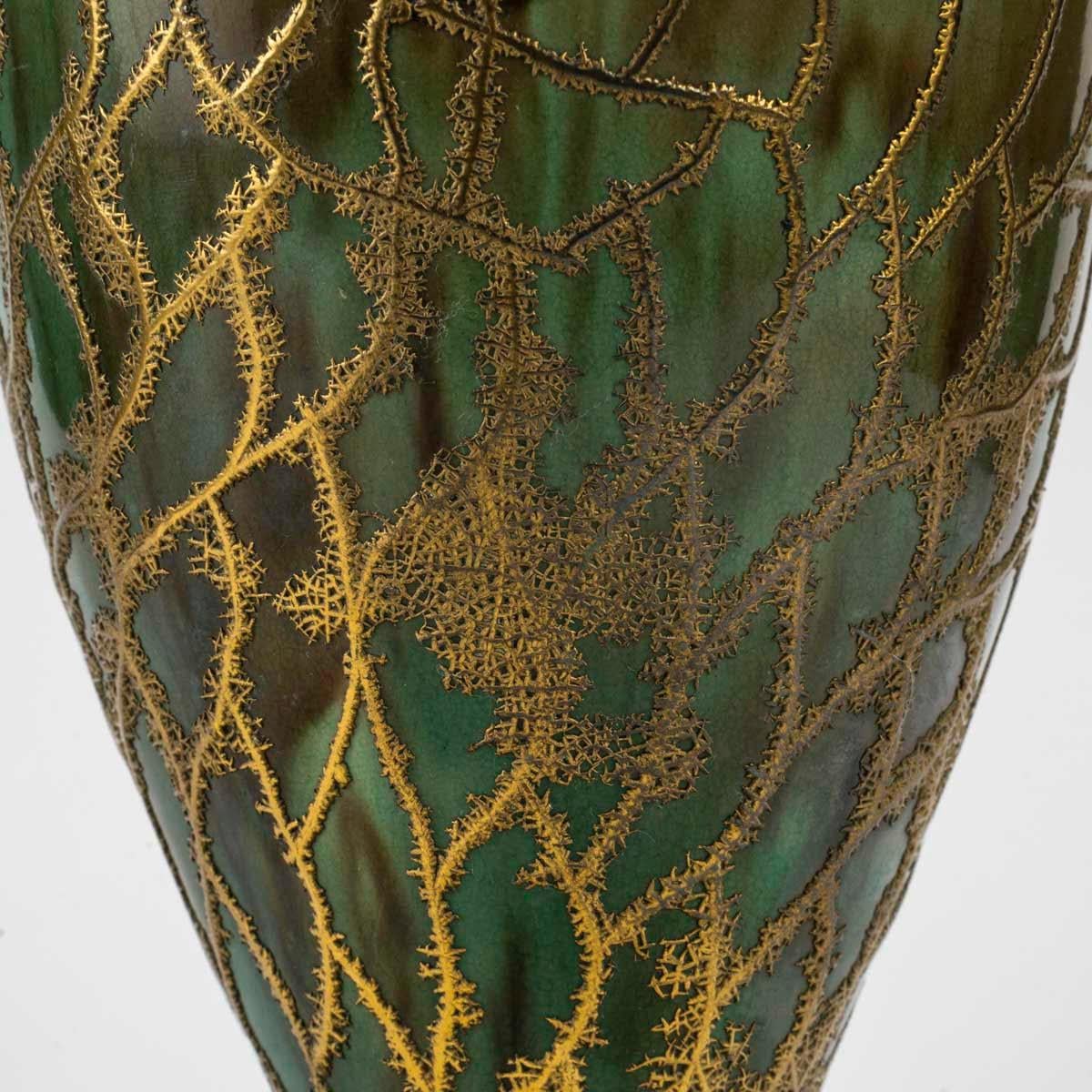 Ottone Vaso in ceramica con decorazione in ottone, 20° secolo. in vendita