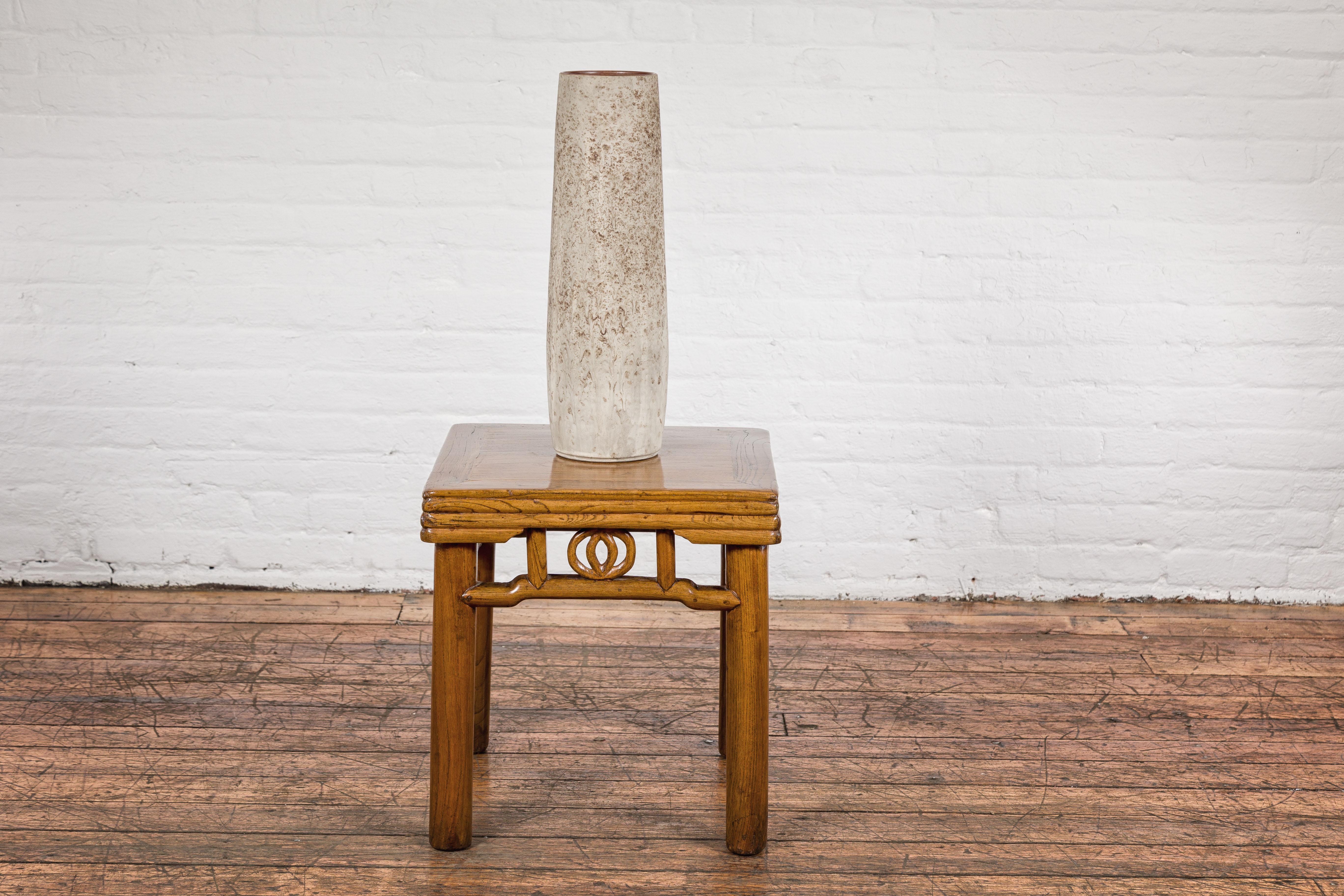 Vase aus Keramik mit cremefarbener, grauer und brauner Lava-Struktur (Glasiert) im Angebot