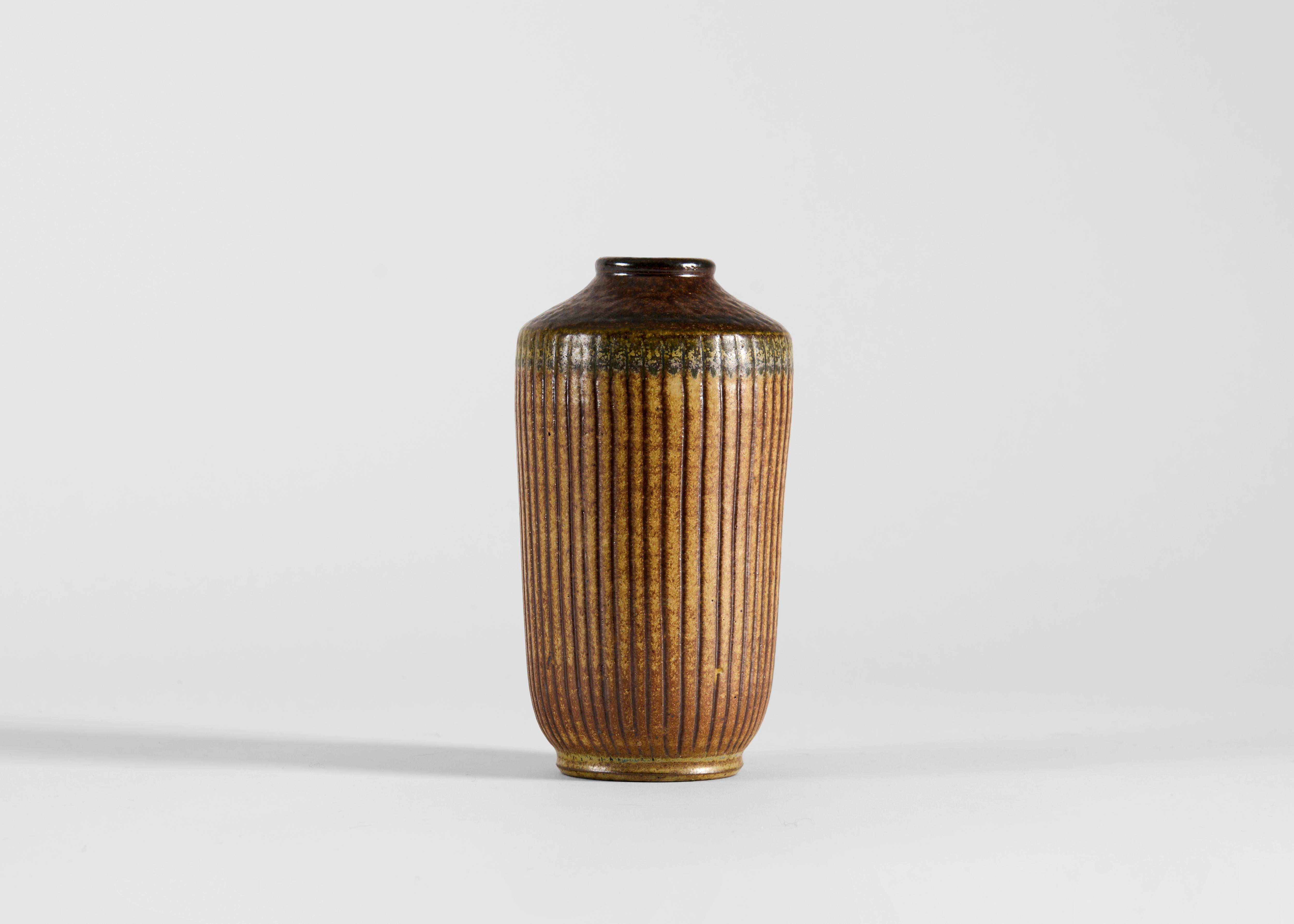 Suédois Vase en céramique avec glaçure à motifs dans les tons de la terre, Wallåkra, Suède, années 1960 en vente