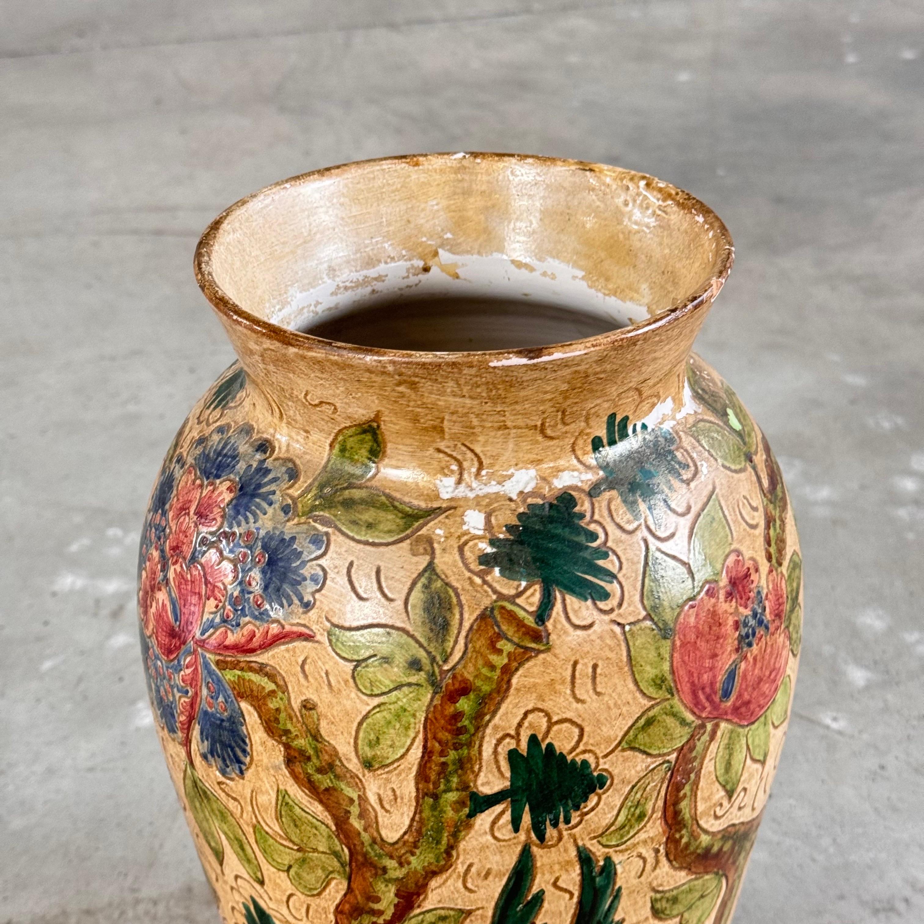 Jarrón de cerámica con motivos florales y pájaros de C. Monarchi, Gubbio, Italia, años 30 en venta 5