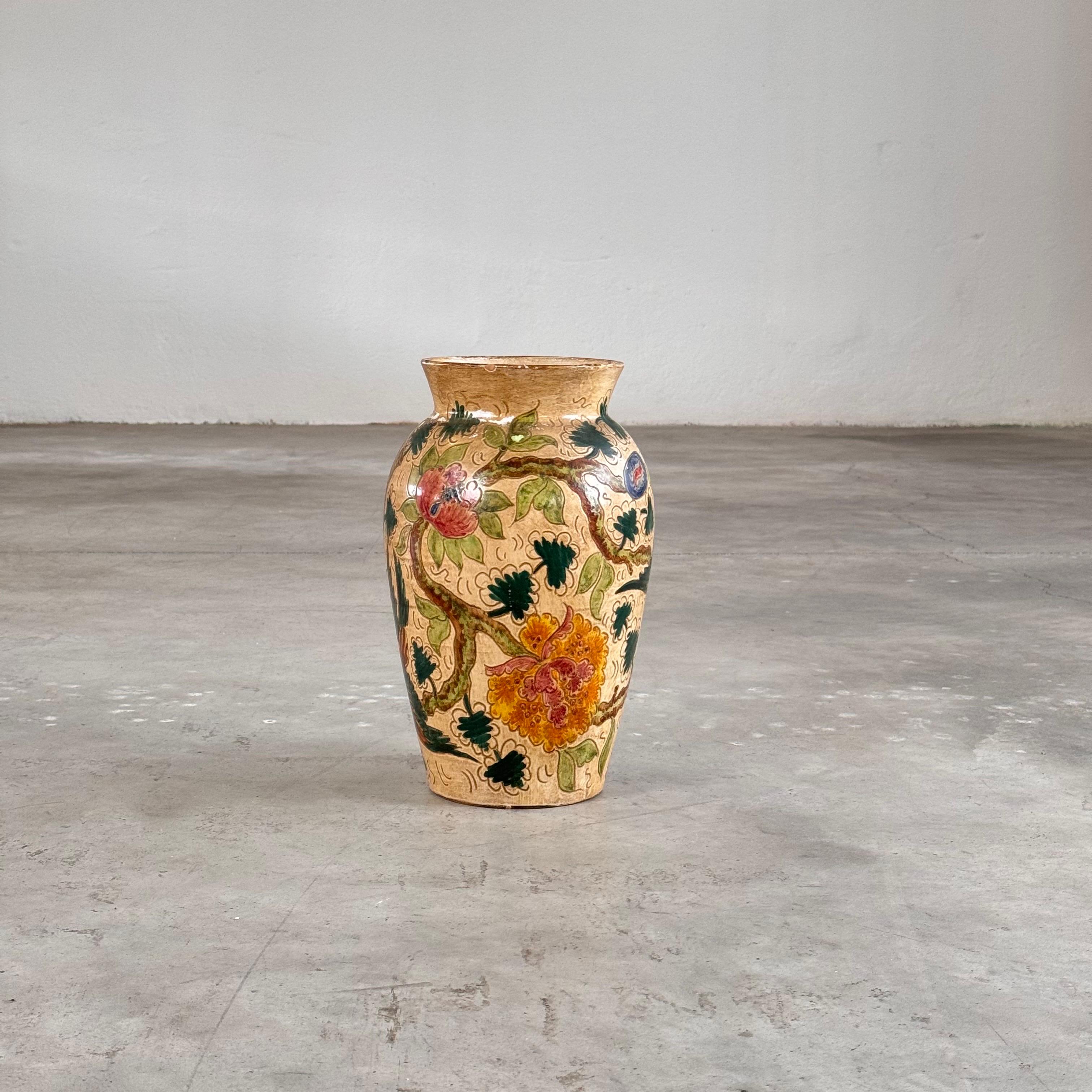 Jarrón de cerámica con motivos florales y pájaros de C. Monarchi, Gubbio, Italia, años 30 Art Decó en venta