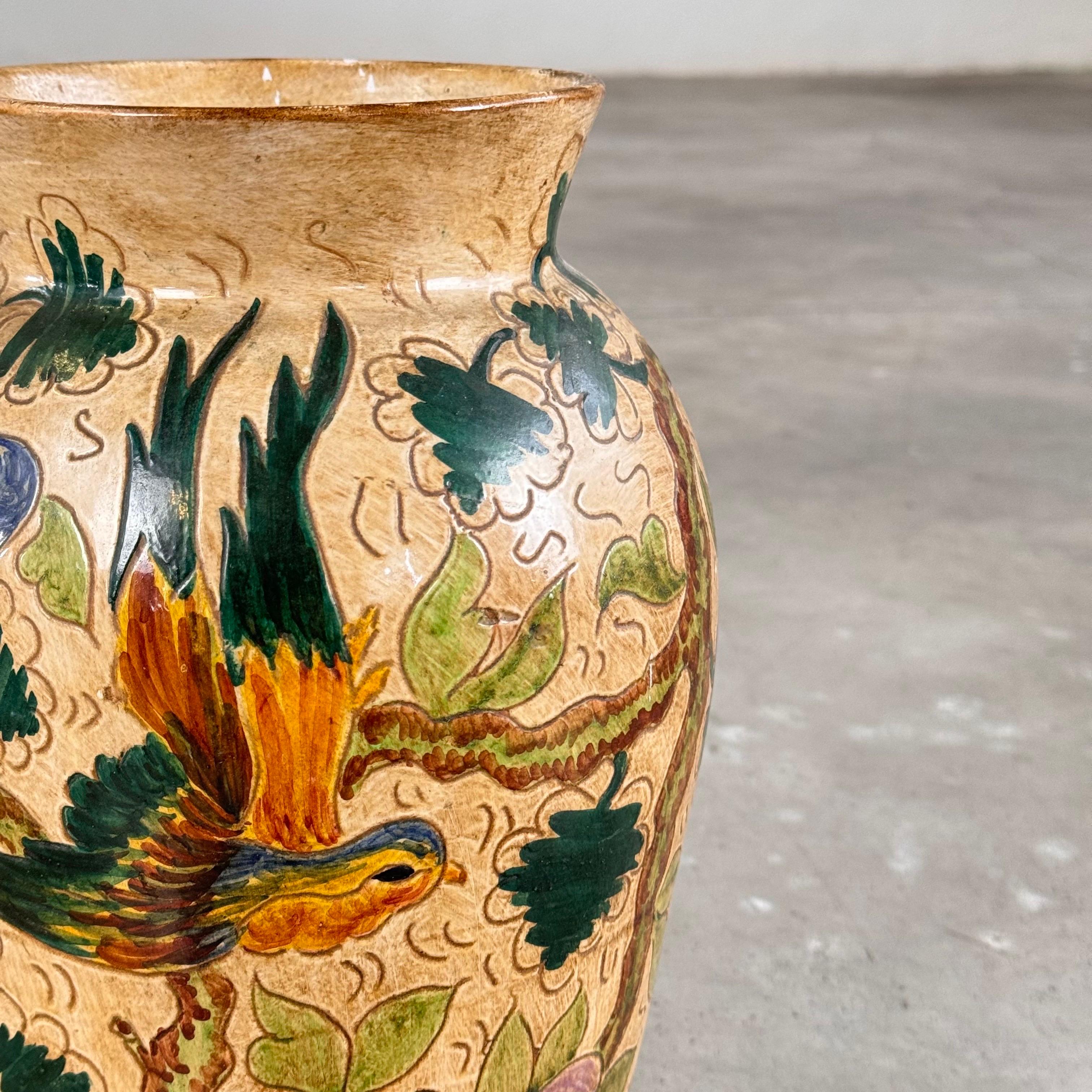 Jarrón de cerámica con motivos florales y pájaros de C. Monarchi, Gubbio, Italia, años 30 en Bueno estado para la venta en Bagnolo Mella, Brescia