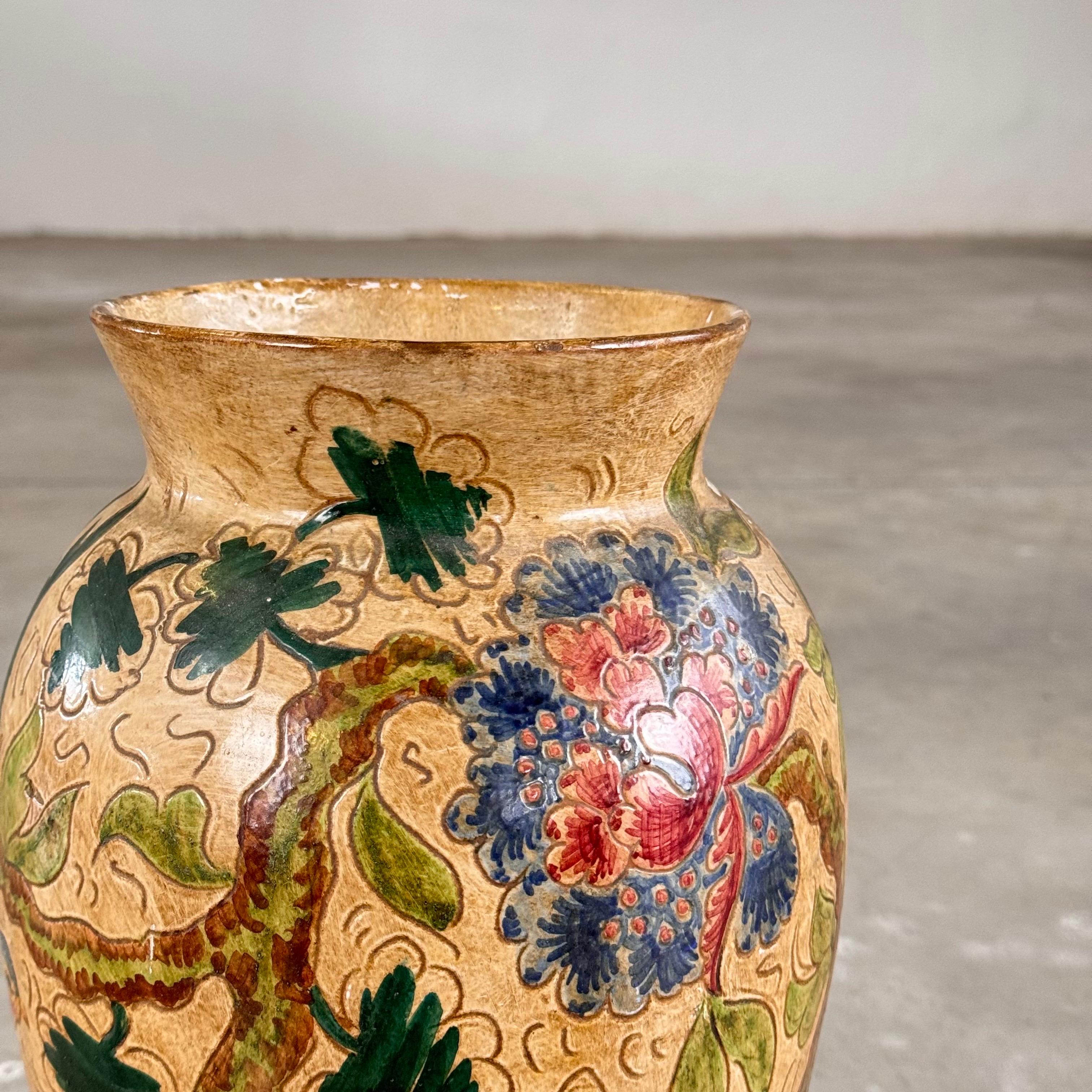 Jarrón de cerámica con motivos florales y pájaros de C. Monarchi, Gubbio, Italia, años 30 en venta 1