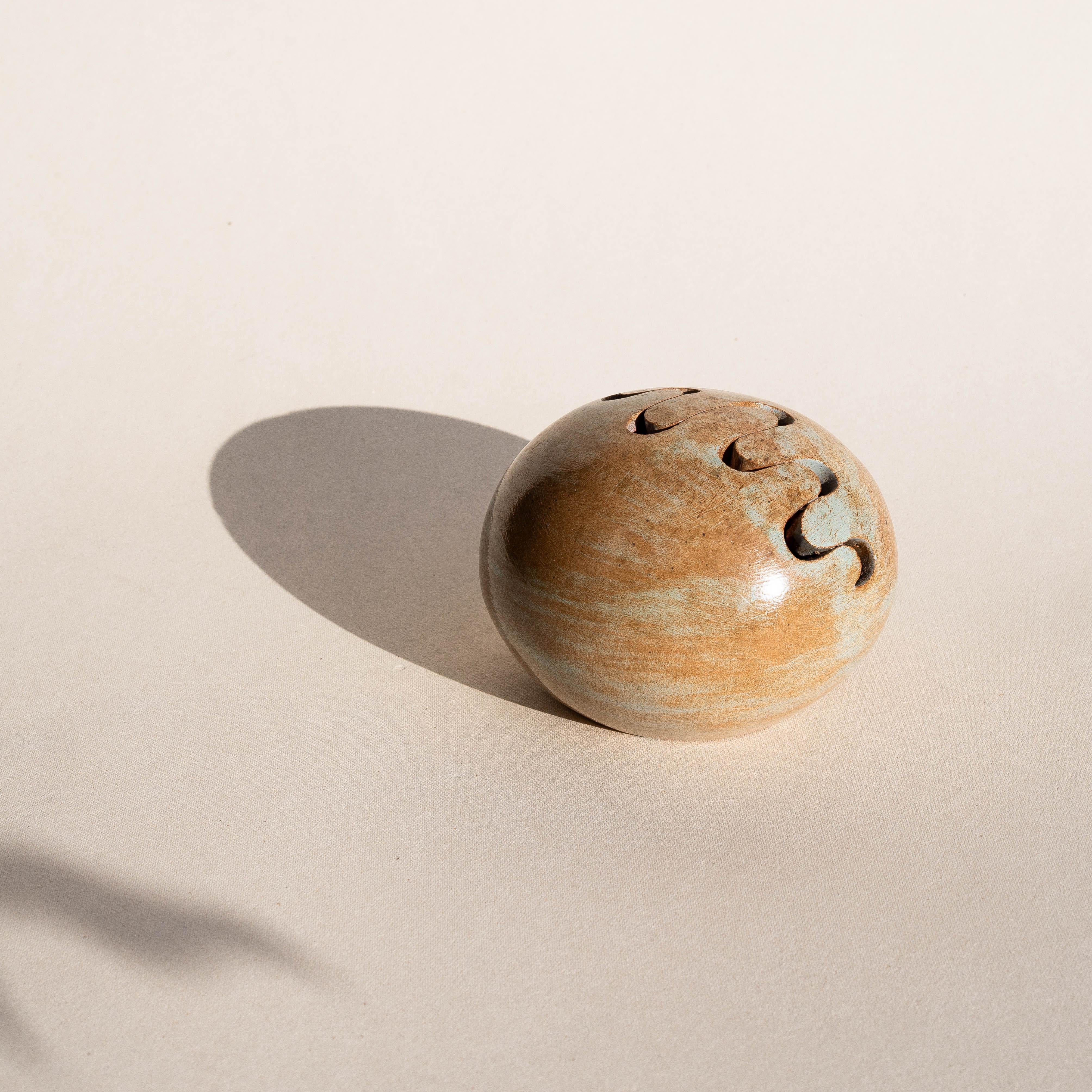 Jarrón de cerámica con flor de rana, jarrón con esfera de esmalte marrón - Francia Años 60 en venta 2