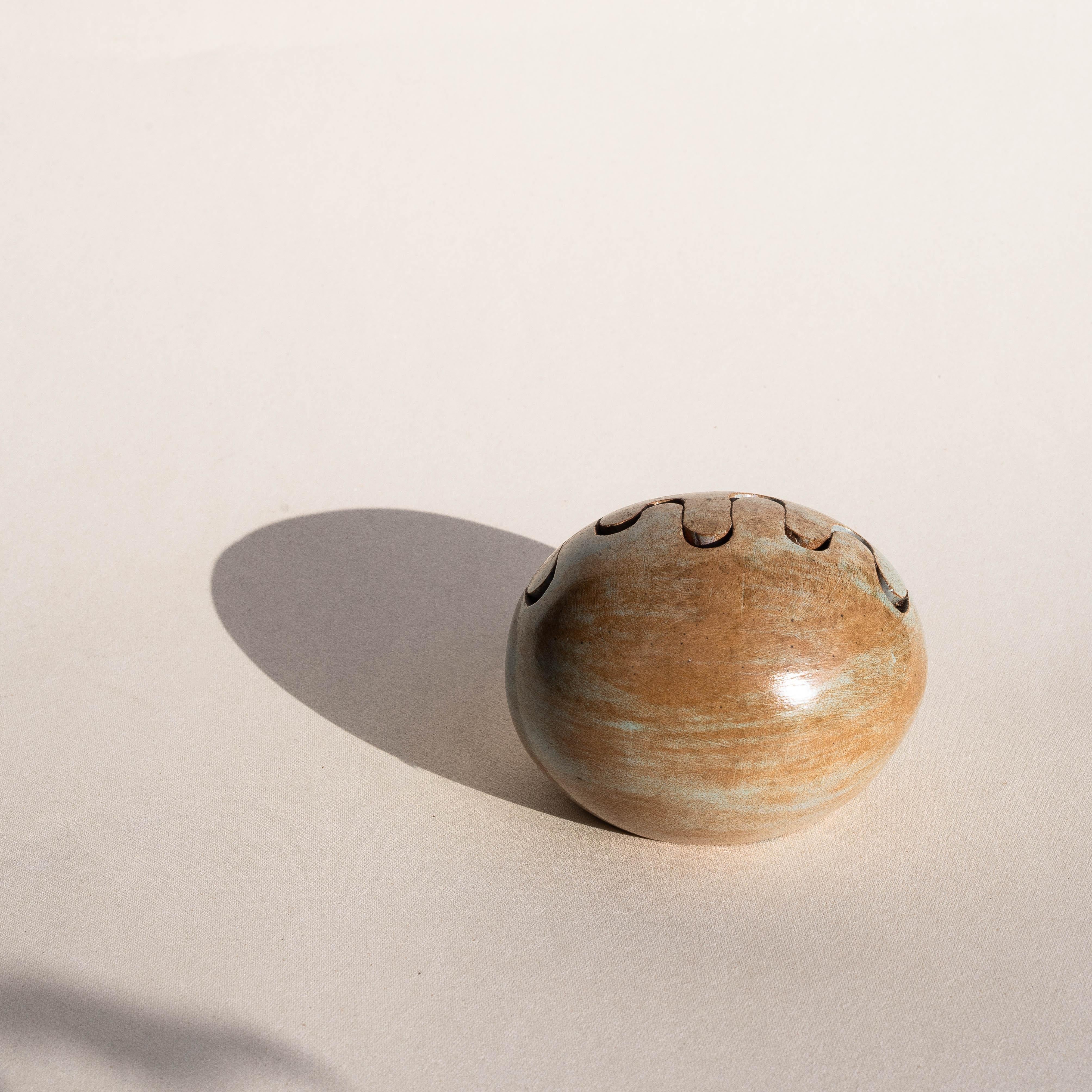 Jarrón de cerámica con flor de rana, jarrón con esfera de esmalte marrón - Francia Años 60 en venta 3