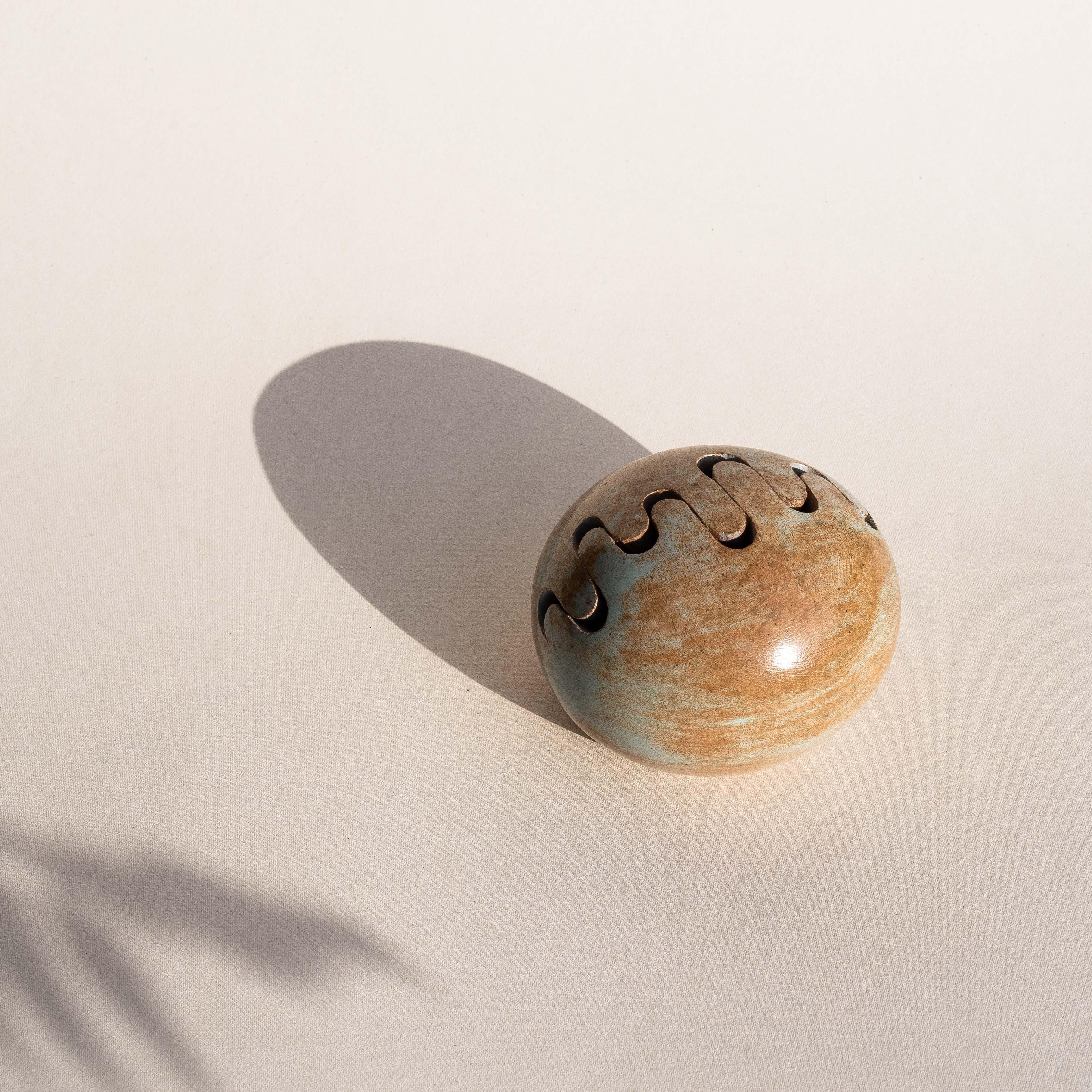 Jarrón de cerámica con flor de rana, jarrón con esfera de esmalte marrón - Francia Años 60 en venta 4