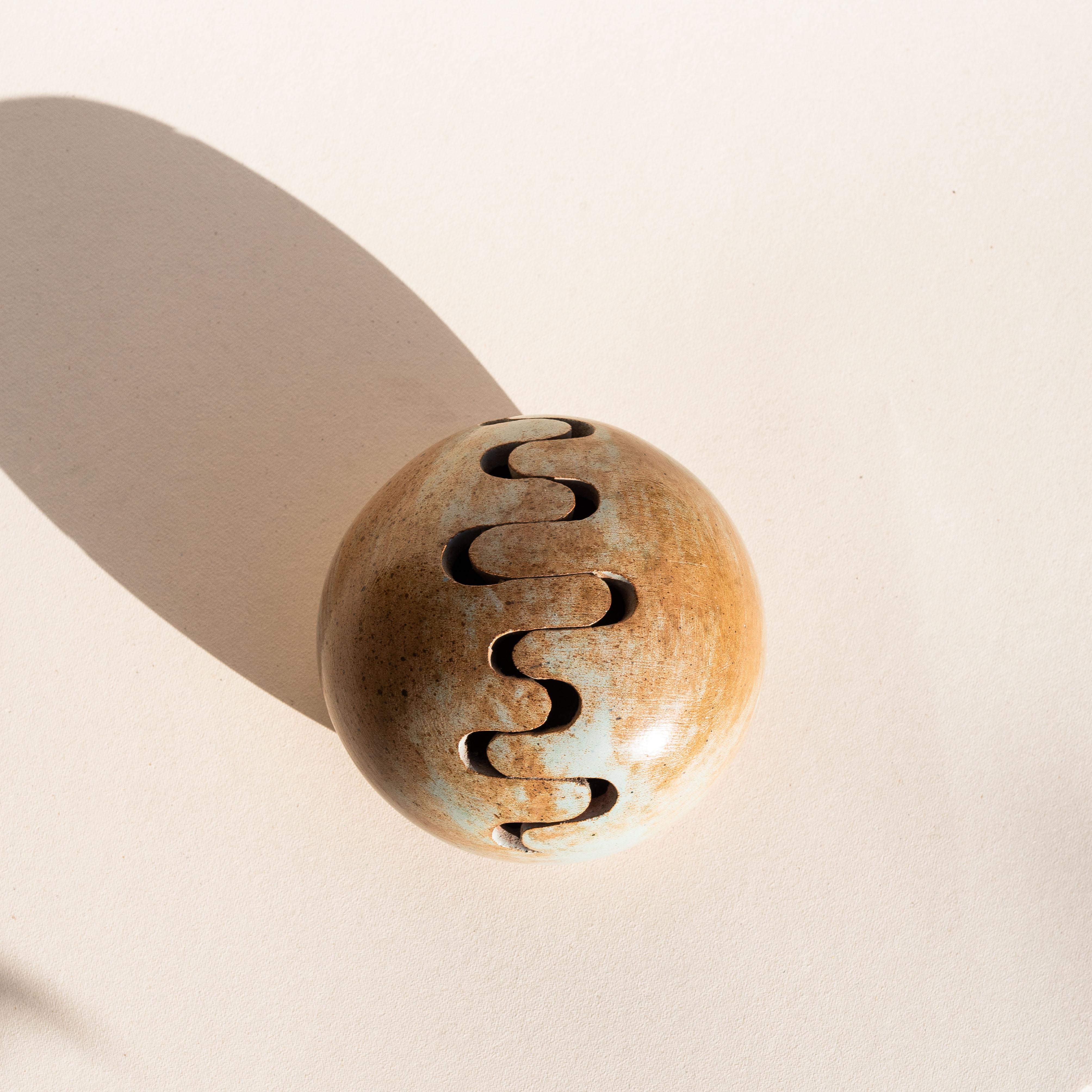 Jarrón de cerámica con flor de rana, jarrón con esfera de esmalte marrón - Francia Años 60 en venta 5