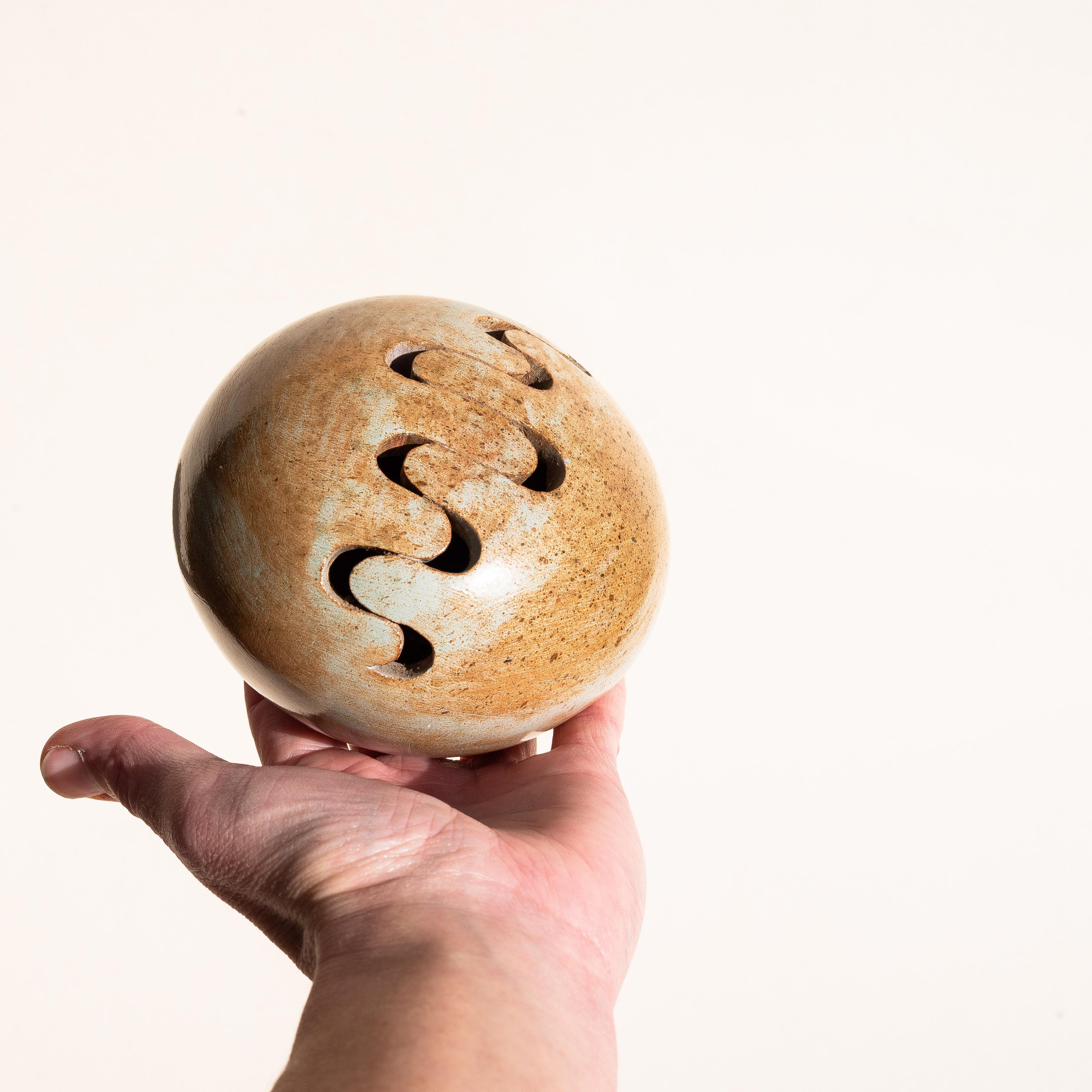 Jarrón de cerámica con flor de rana, jarrón con esfera de esmalte marrón - Francia Años 60

Una onda sinuosa a lo largo de la parte superior del jarrón crea las aberturas por las que puedes colocar las flores y llenarlo de agua.

Firmado debajo con