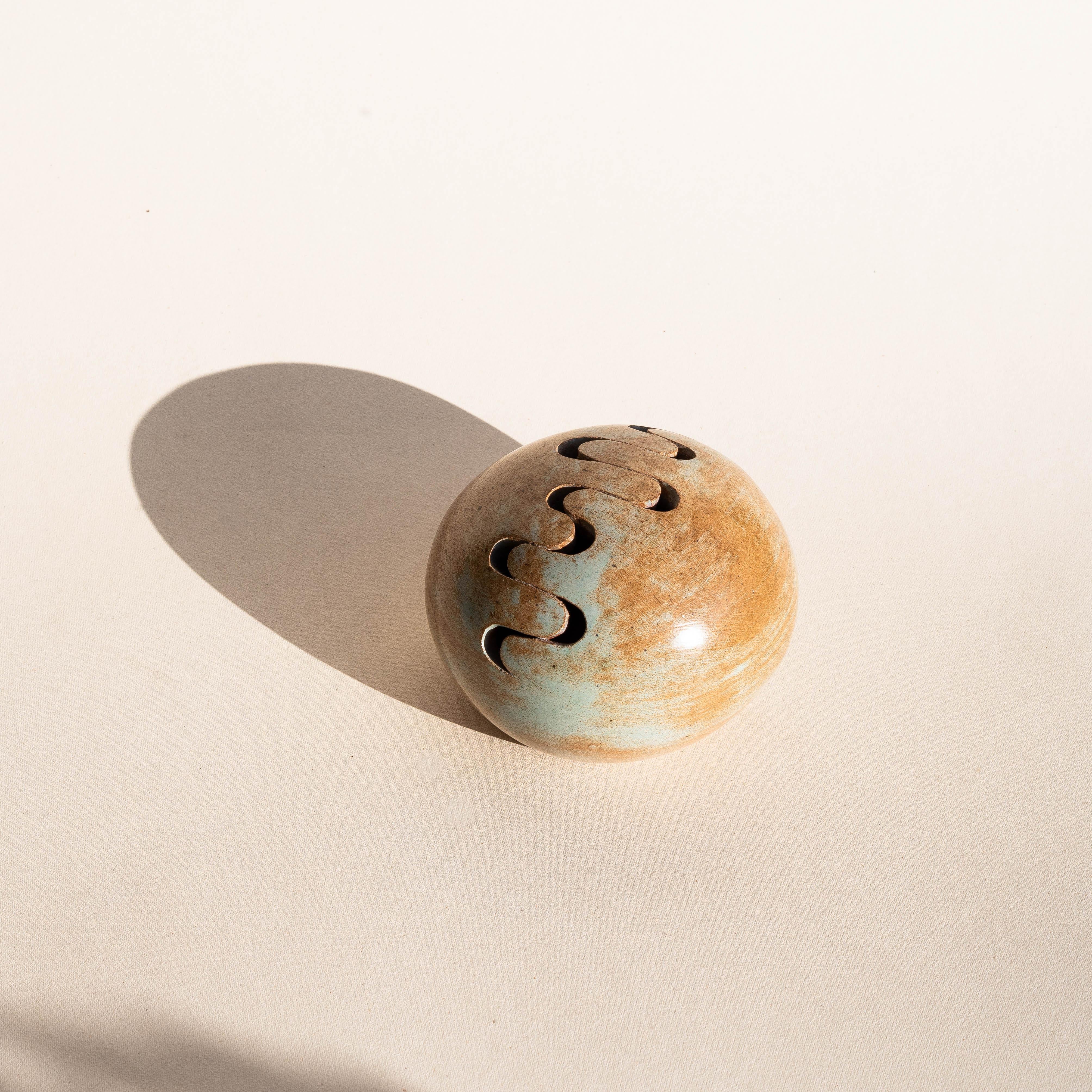 Jarrón de cerámica con flor de rana, jarrón con esfera de esmalte marrón - Francia Años 60 Moderno de mediados de siglo en venta