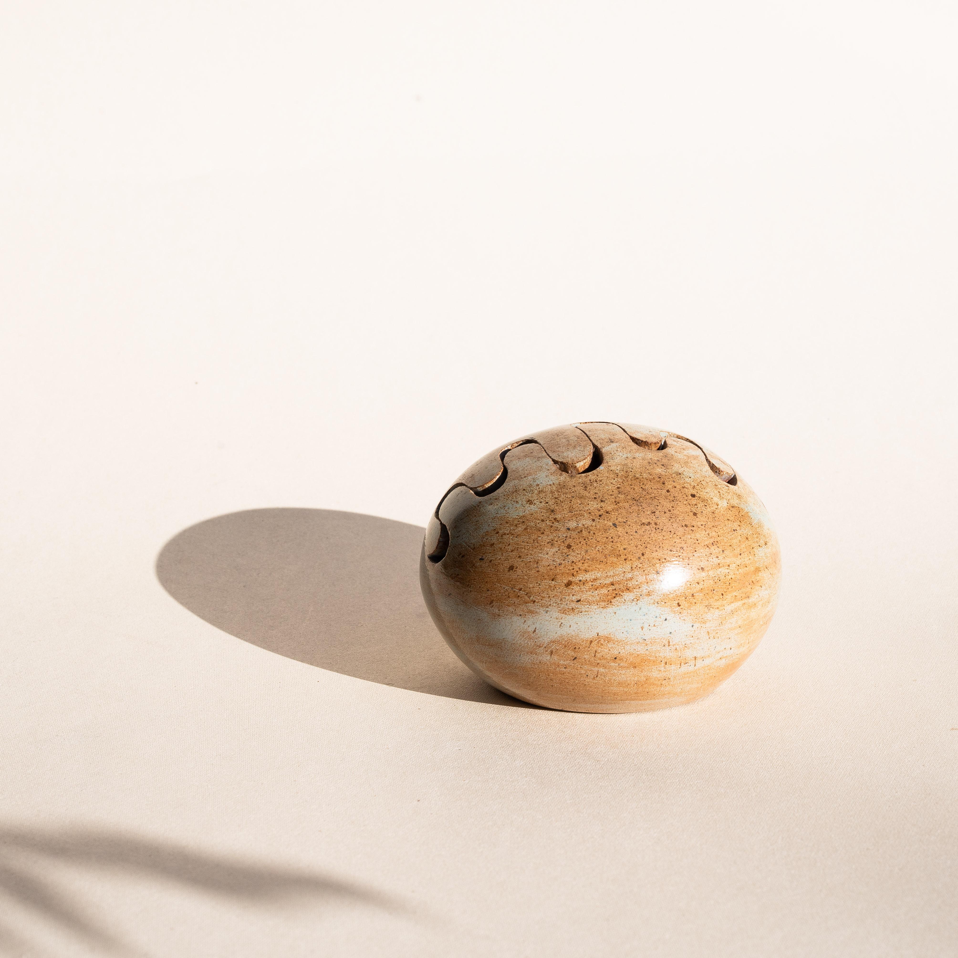 Jarrón de cerámica con flor de rana, jarrón con esfera de esmalte marrón - Francia Años 60 Esmaltado en venta