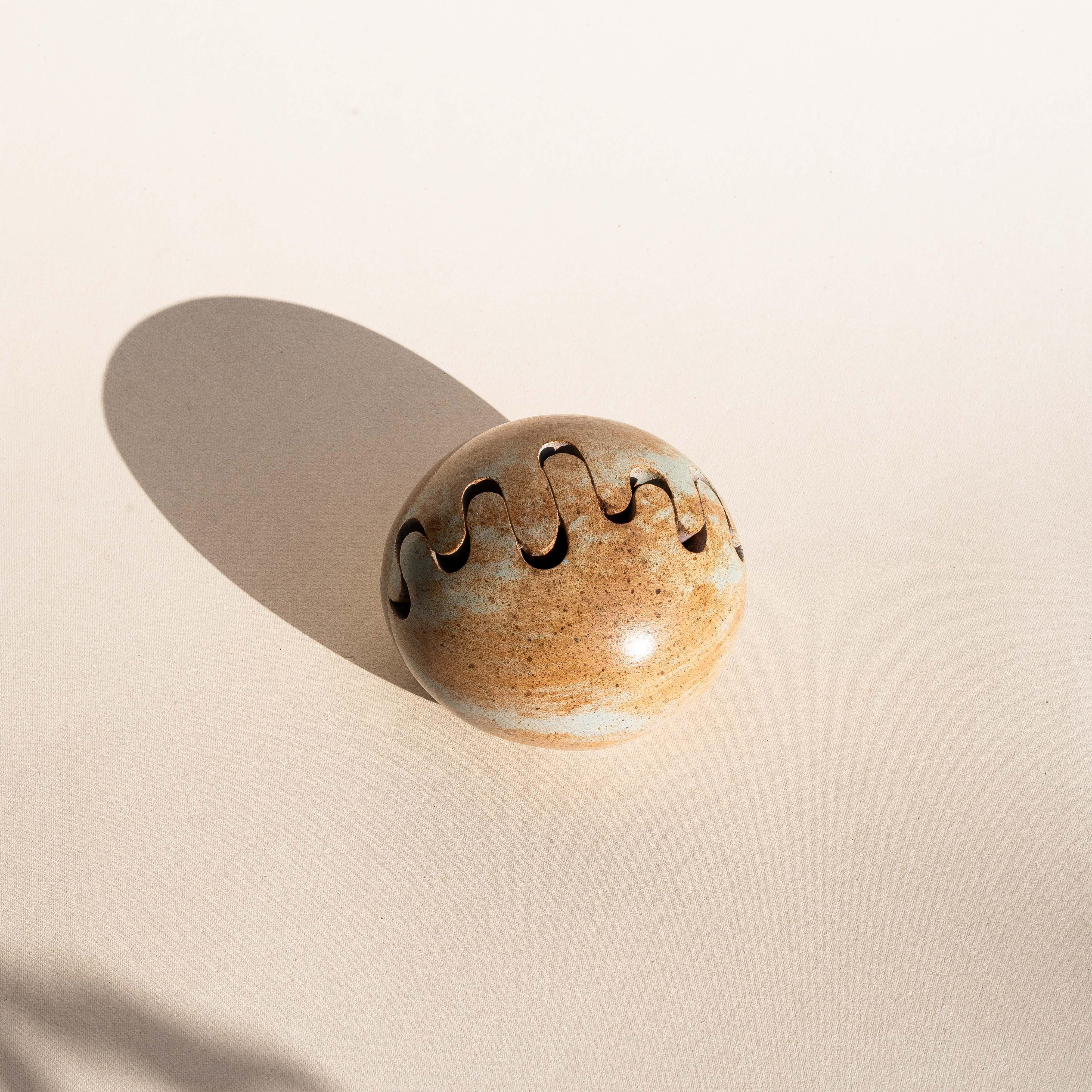 Jarrón de cerámica con flor de rana, jarrón con esfera de esmalte marrón - Francia Años 60 siglo XX en venta