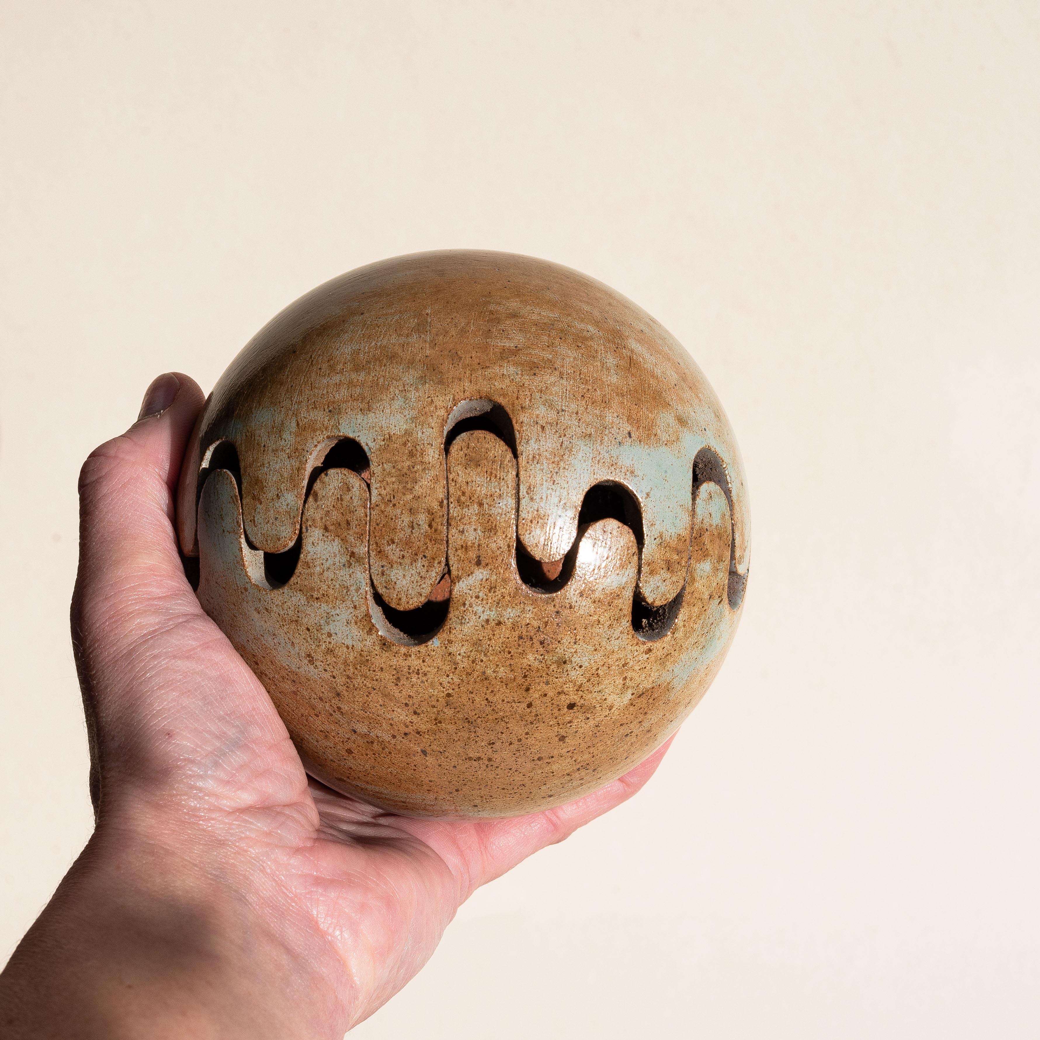 Jarrón de cerámica con flor de rana, jarrón con esfera de esmalte marrón - Francia Años 60 en venta 1