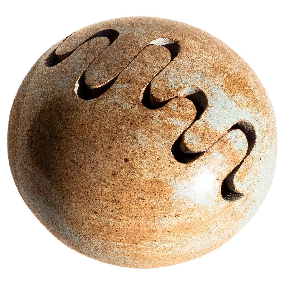 Jarrón de cerámica con flor de rana, jarrón con esfera de esmalte marrón - Francia Años 60 en venta